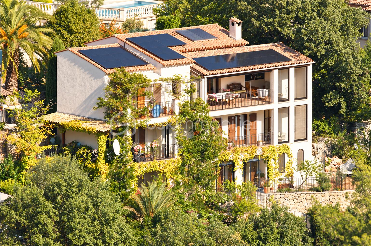 Villa méditerranéenne sous une lumière dorée.png