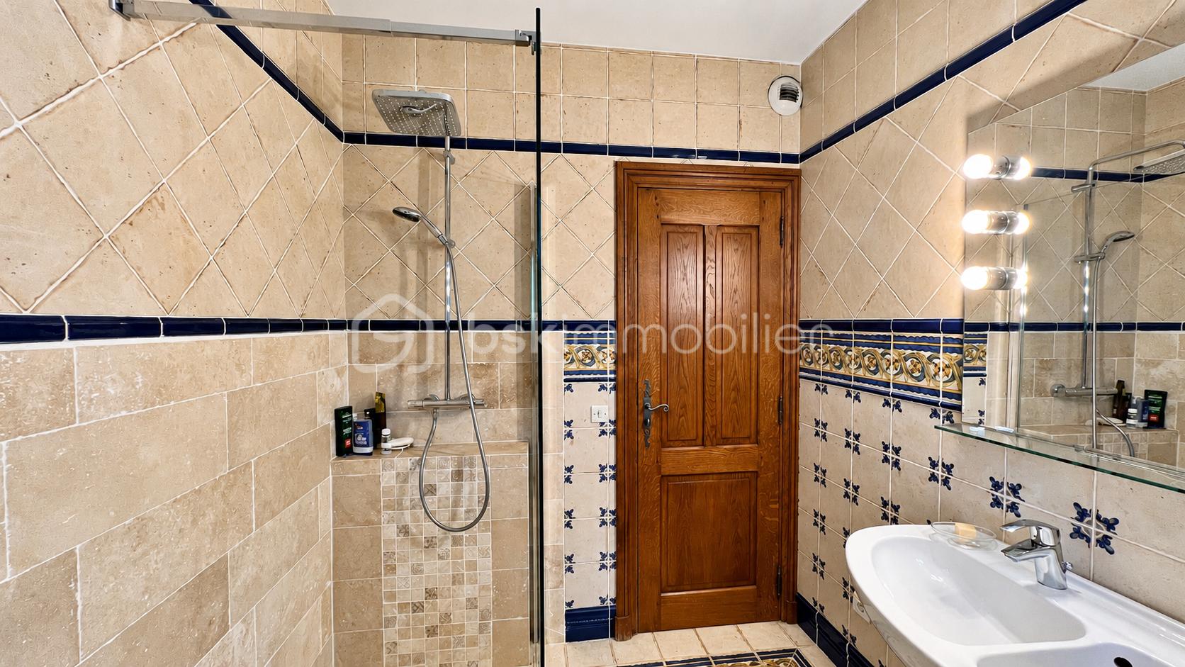 Salle de bains beige, carreaux bleus-3.png