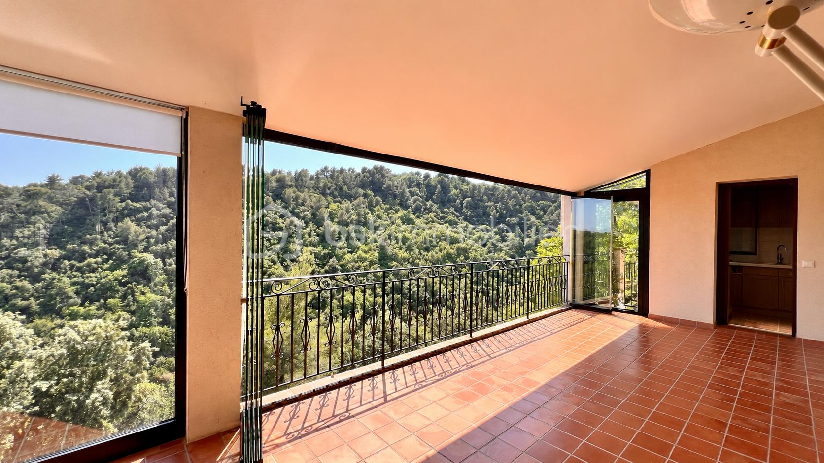 Loggia vide, sol en terre cuite-5.png