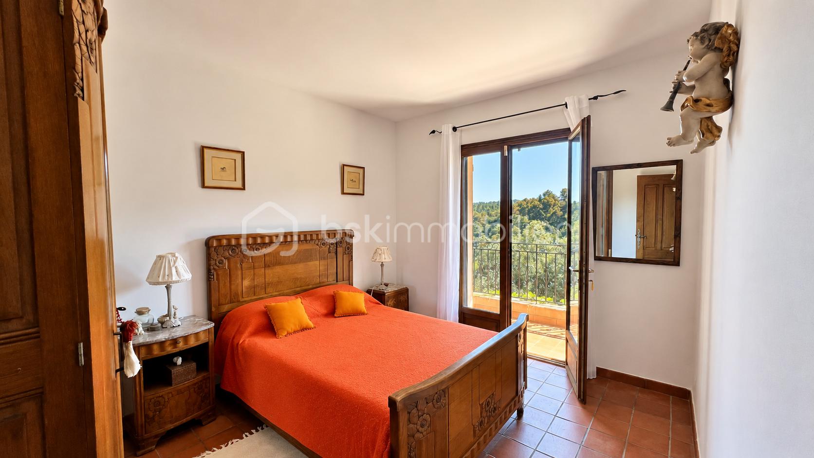 Chambre chaleureuse au lit orangé-5.png