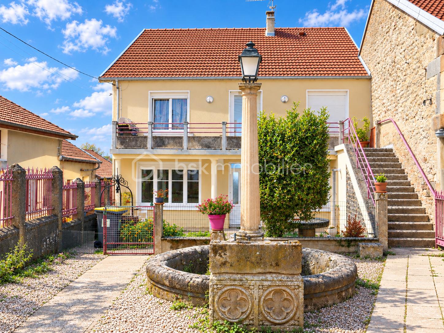 Cour pavillonnaire avec fontaine ancienne.png