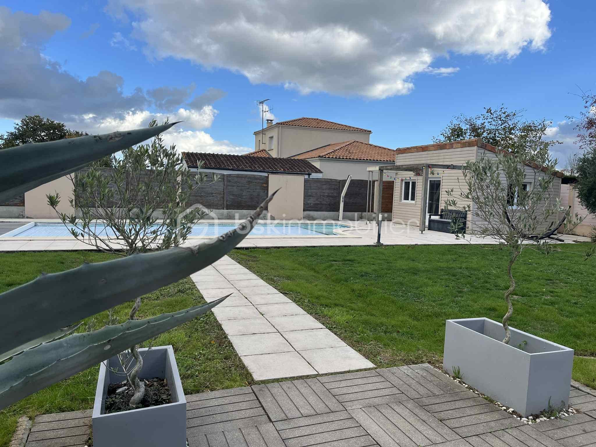 Maison contemporaine de 159 m² - vue piscine.jpeg