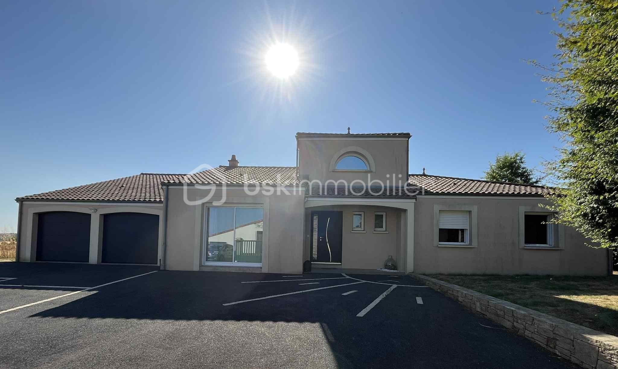 Maison contemporaine de 159 m² - facade avant 2 proche.JPG