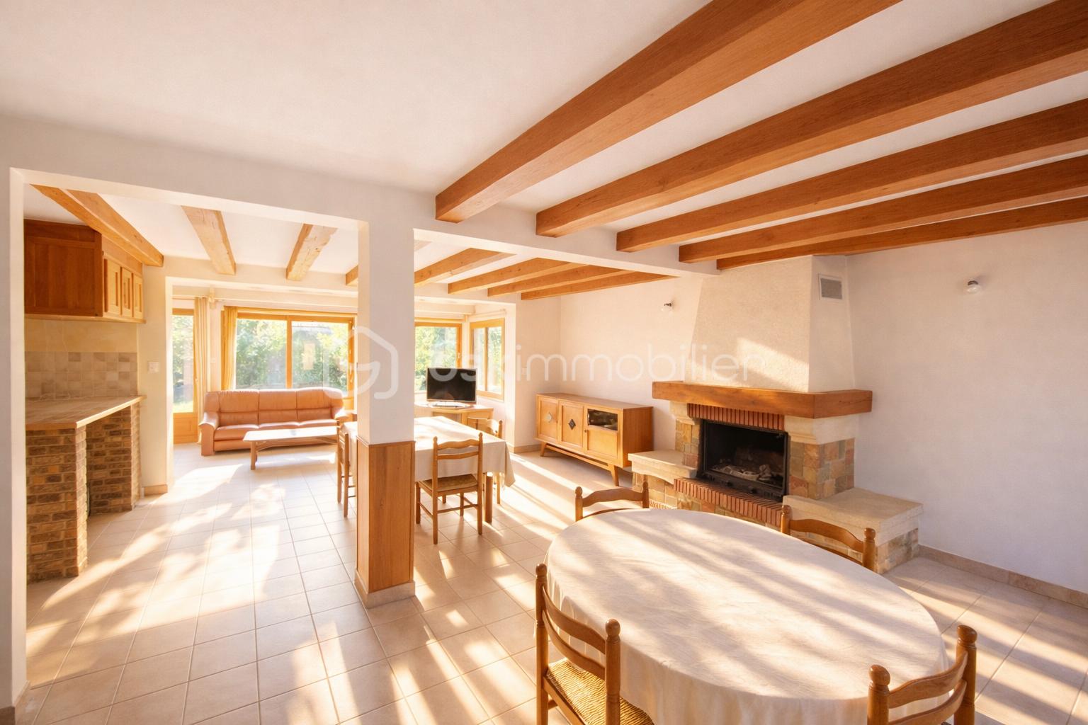 Salle à manger accueillante et lumineuse.png