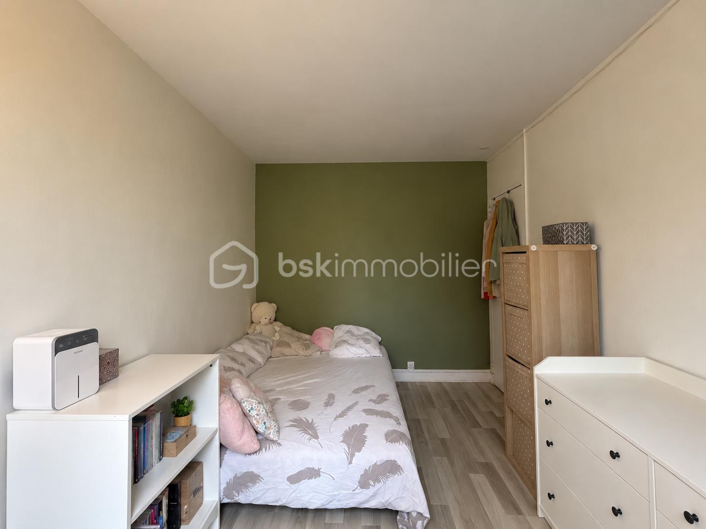 Chambre d’enfant épurée au mur vert.png
