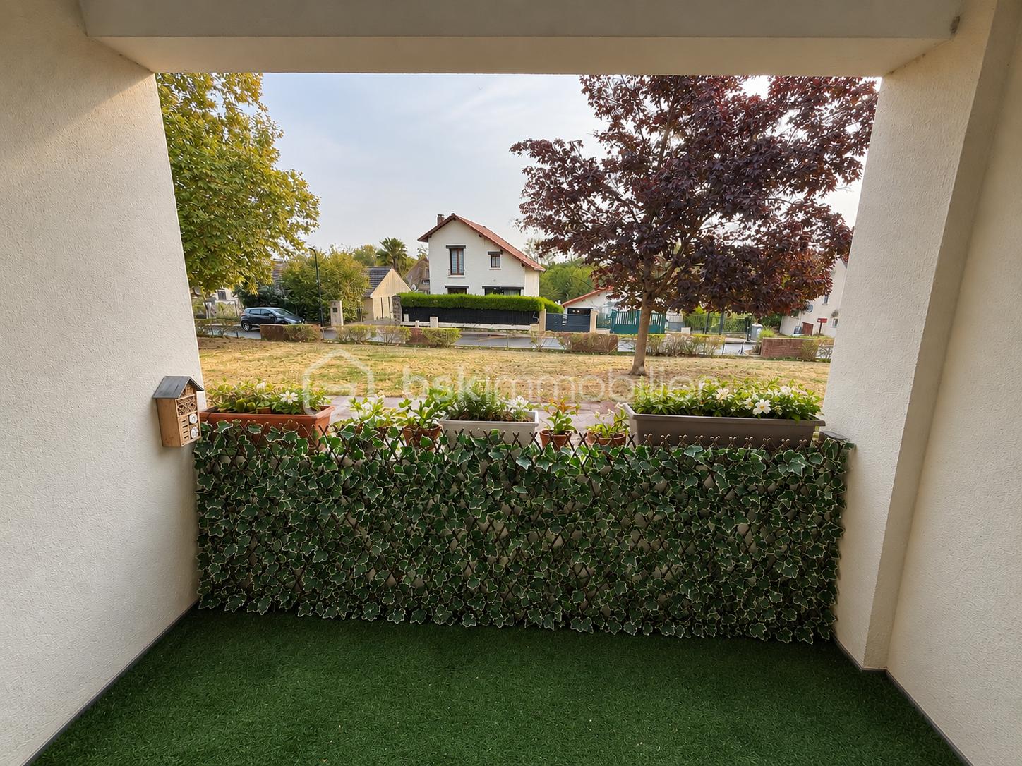 Balcon fleuri au calme en banlieue.png