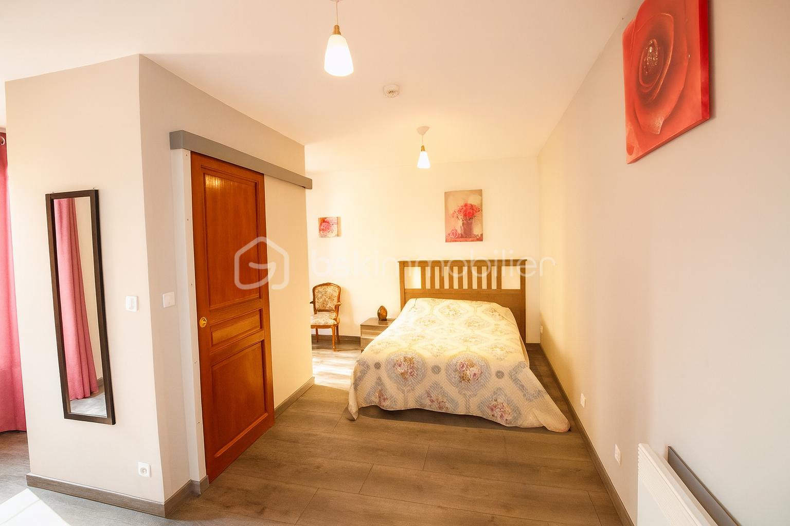 Immeuble mixte de 364 m² - Chambre lumineuse et élégante.png