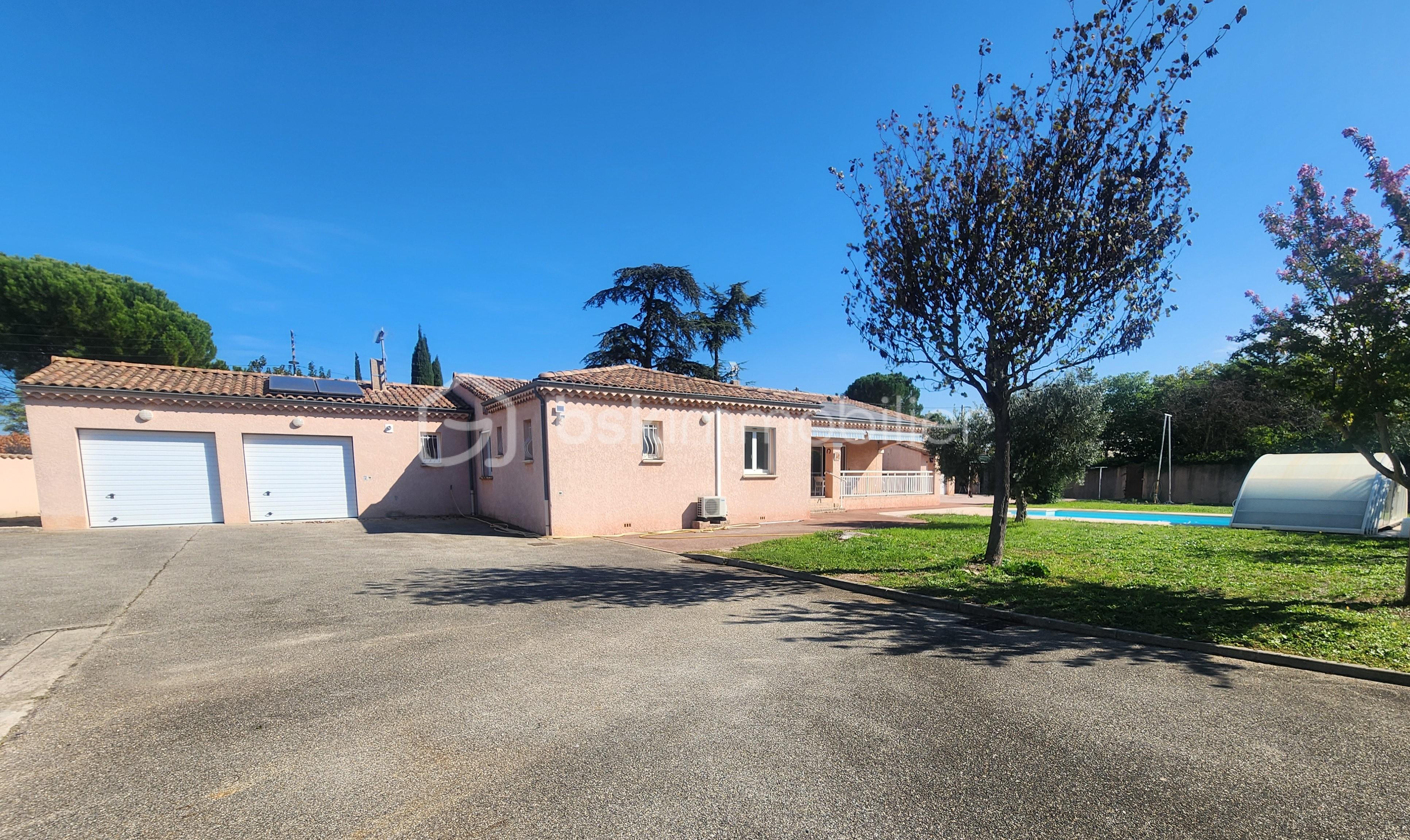 Villa de 174 m² - Parking maison piscine.jpg