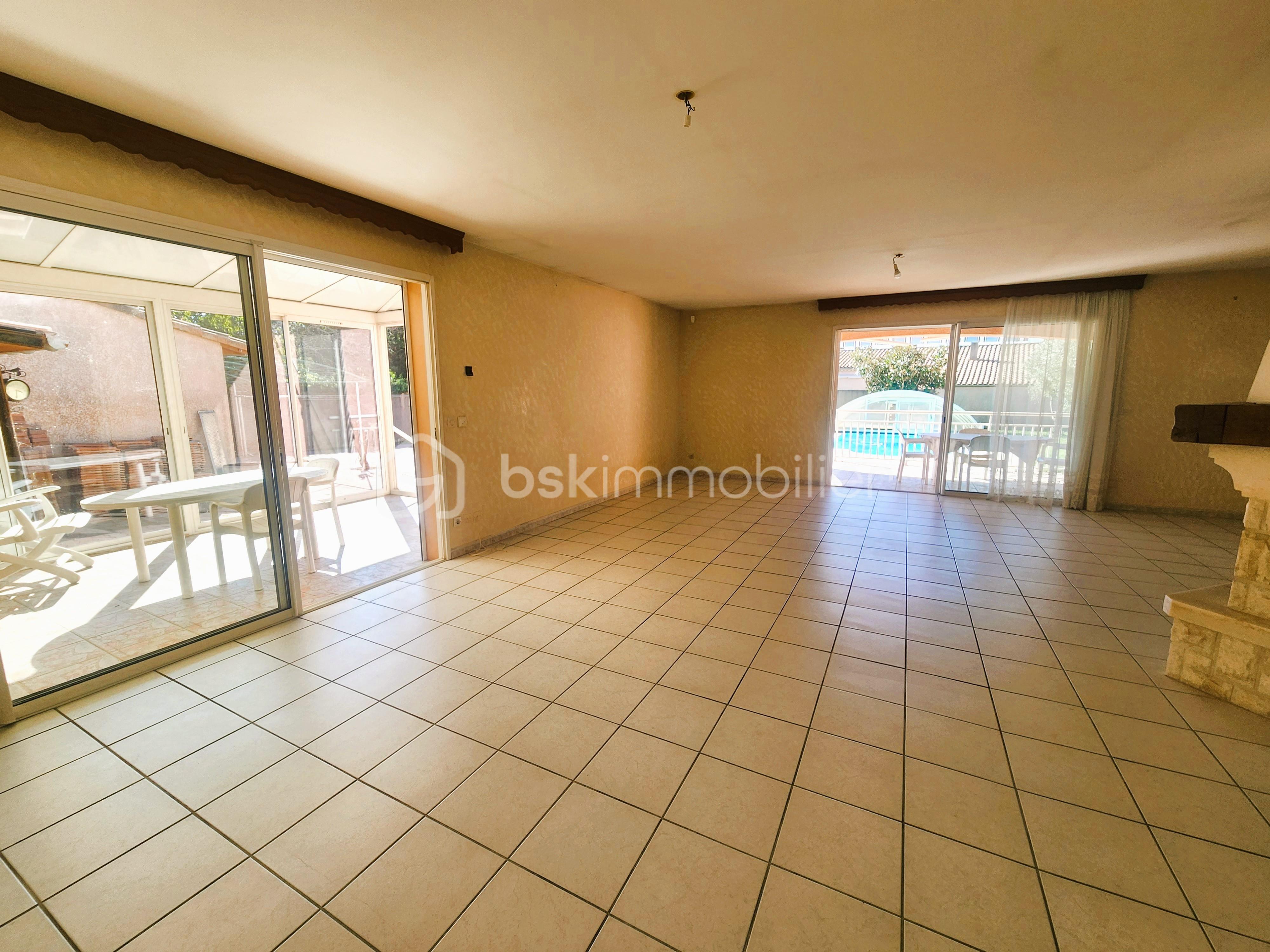 Villa de 174 m² - Séjour vue veranda et terrasse.jpg