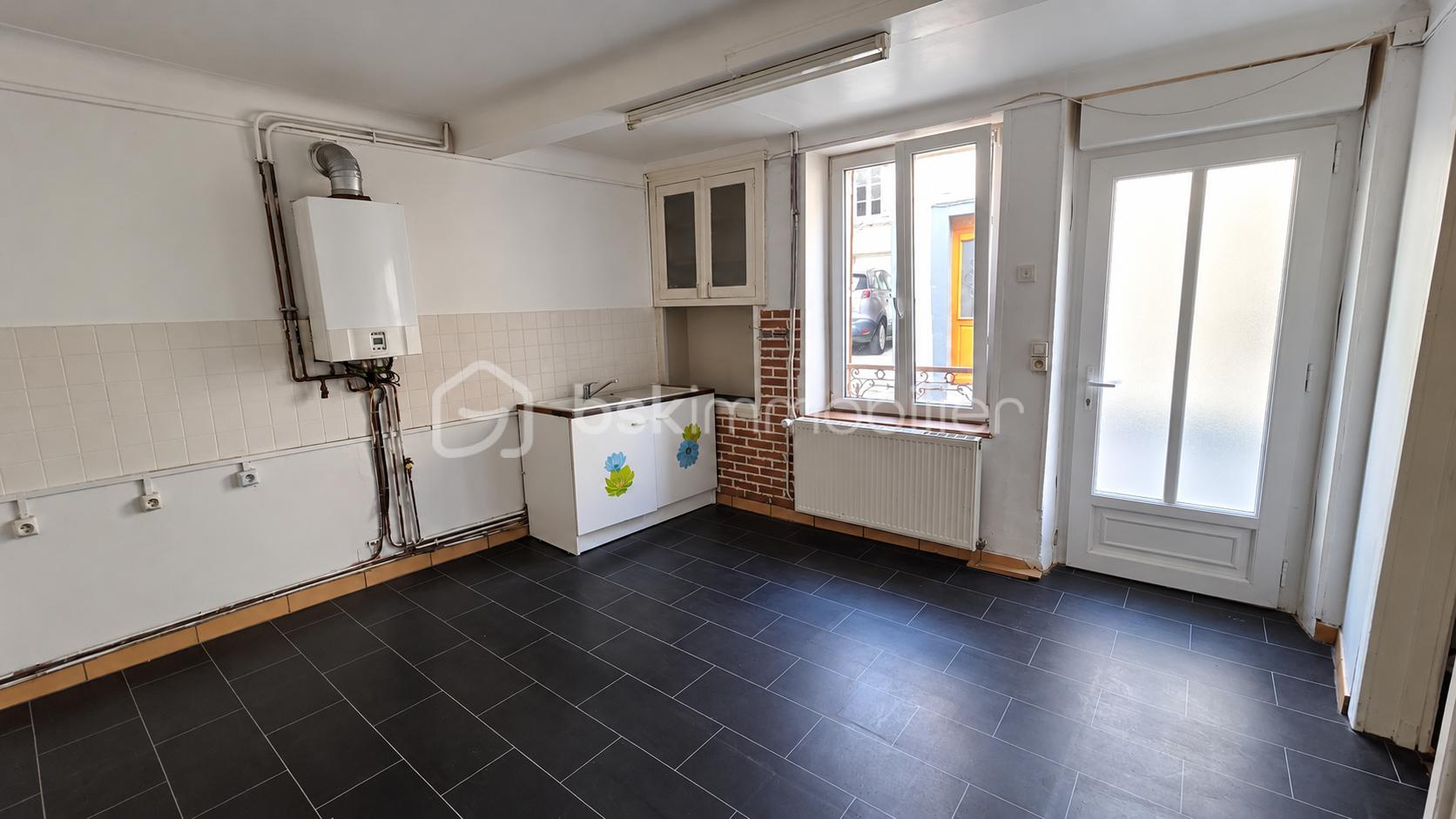 Petite cuisine utilitaire vide et lumineuse.png