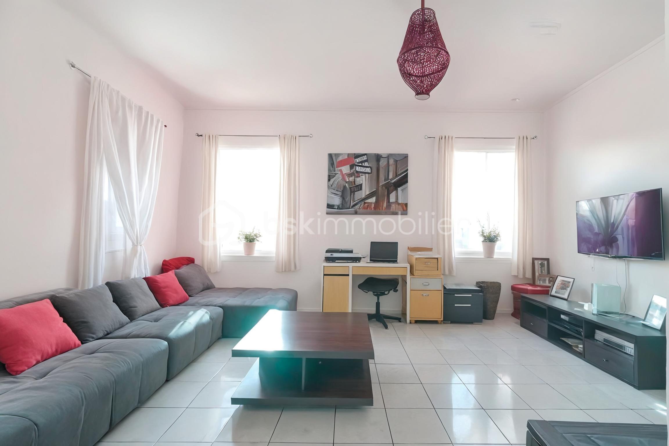Maison de 88 m² - Salon rideaux blanc .jpg