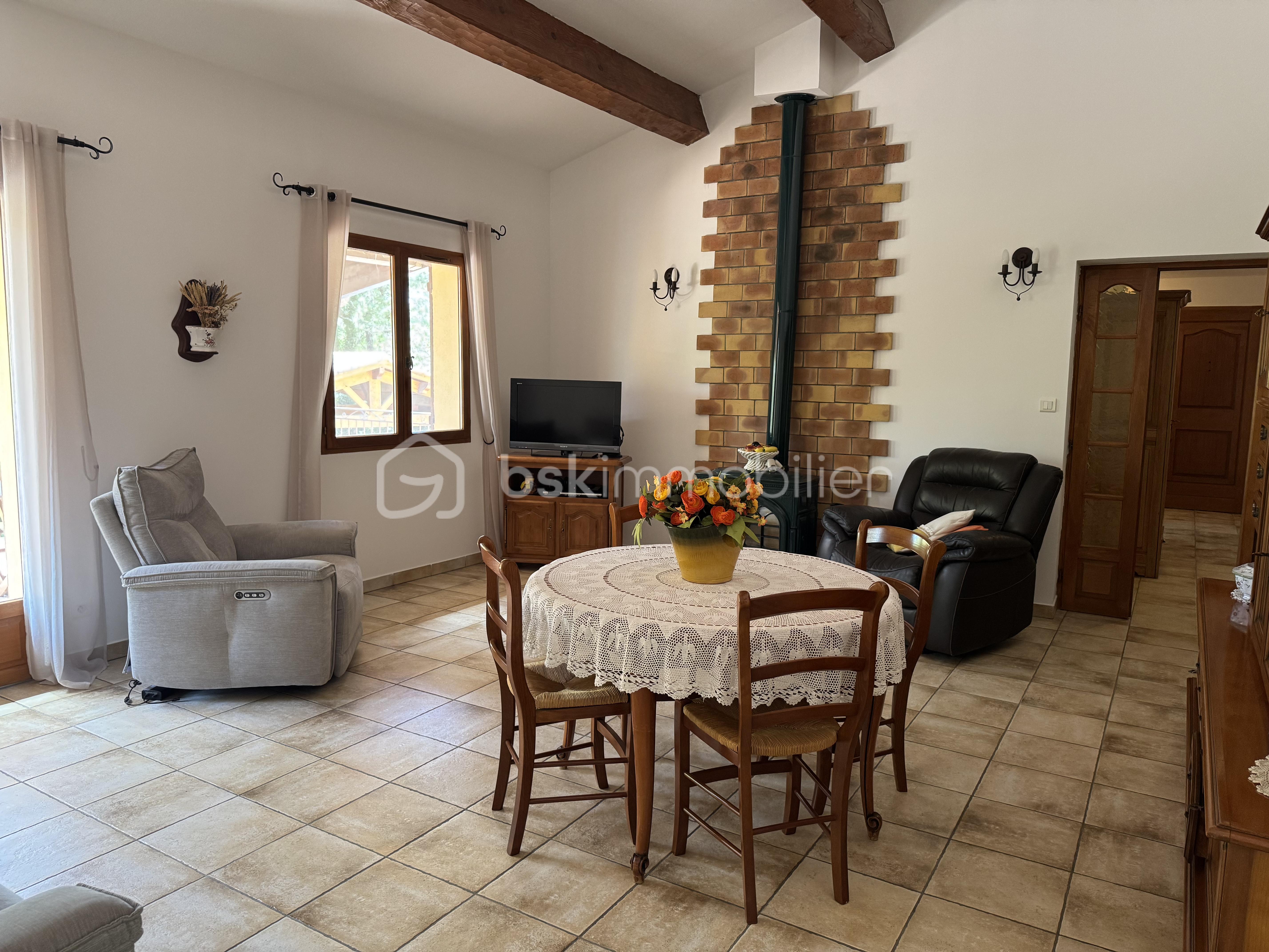 SALLE A MANGER FACE POELE A BOIS.JPG