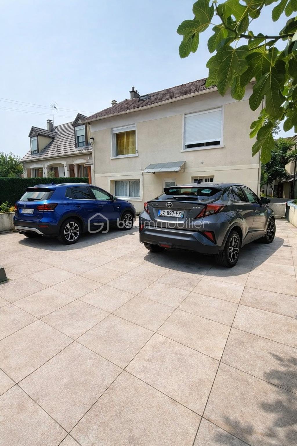 Stationnement devant deux maisons résidentielles.png