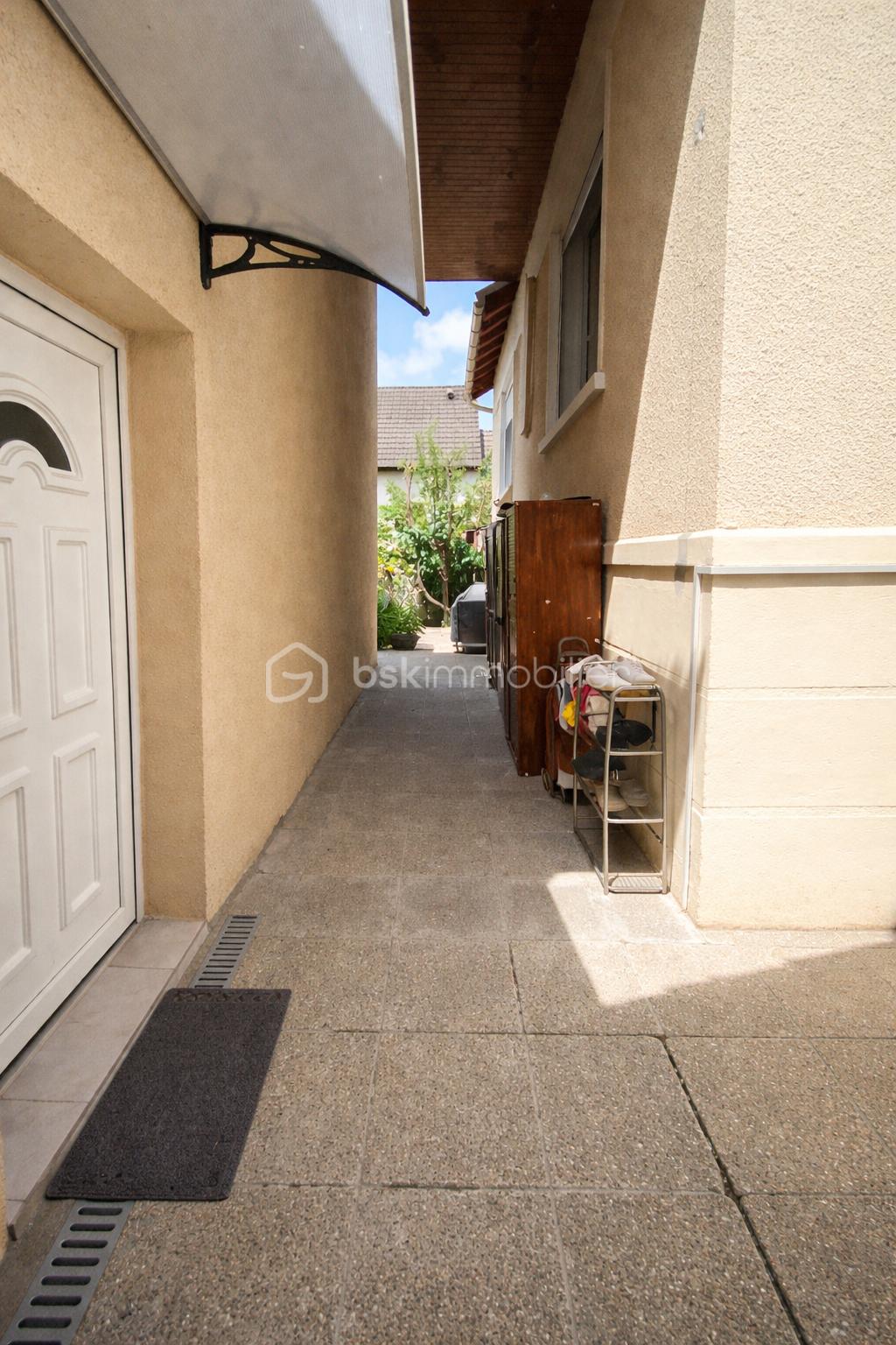 Passage lumineux avec jardin et rangement.png