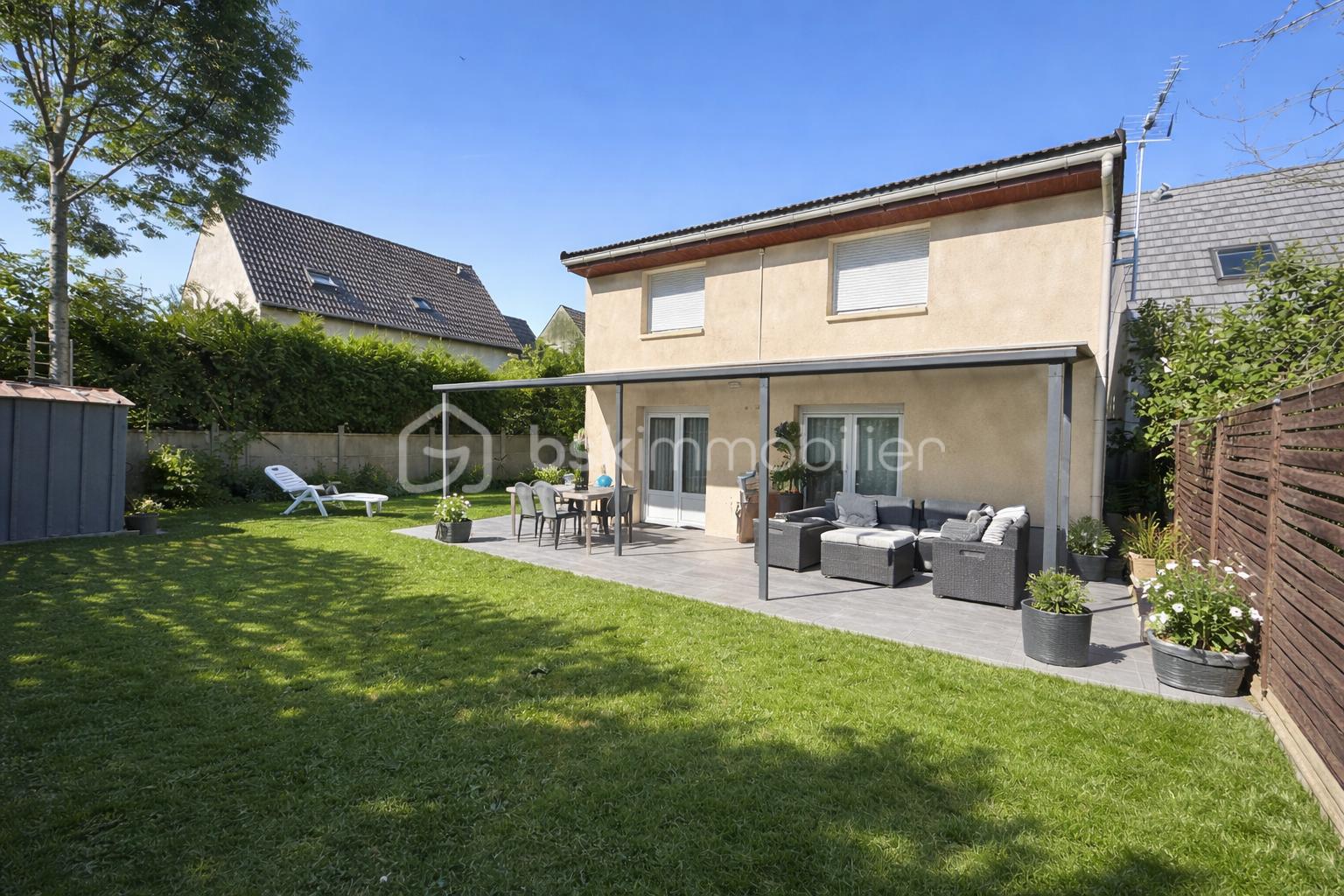 Jardin et terrasse modernes sous le soleil.png