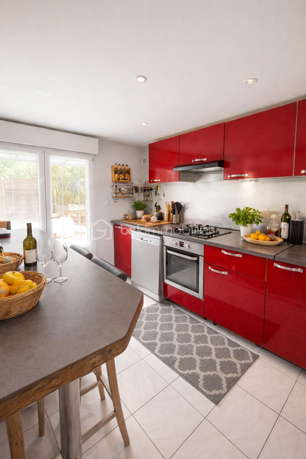 Cuisine moderne avec armoires rouges brillantes.png