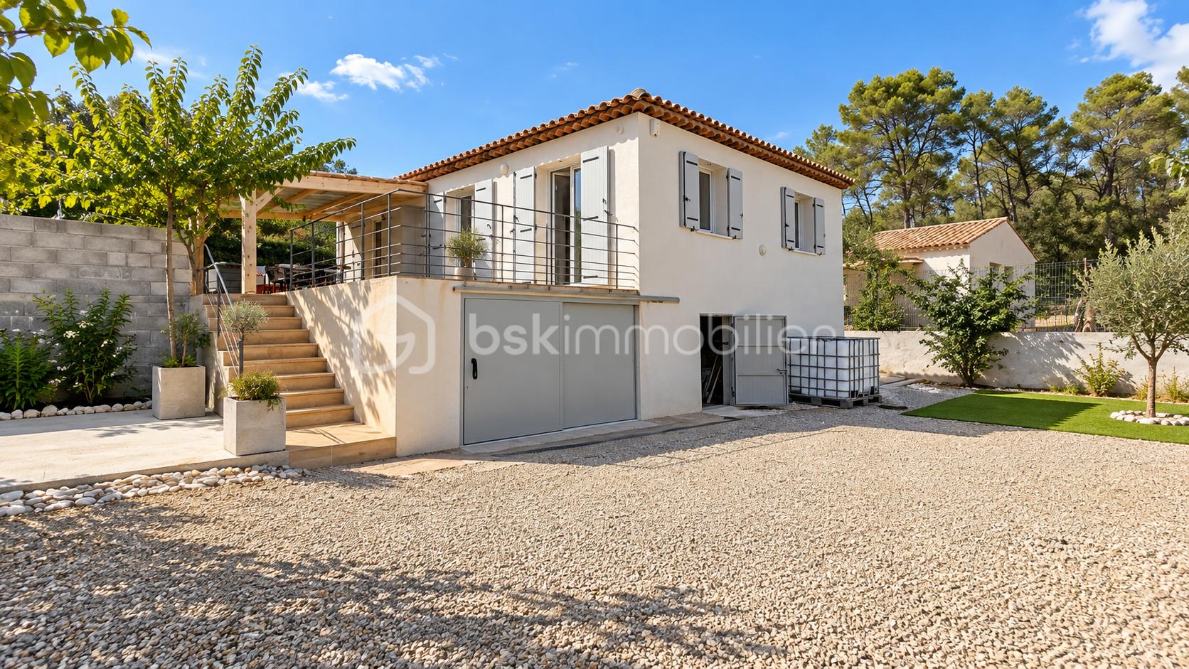 Maison méditerranéenne avec terrasse ensoleillée.png