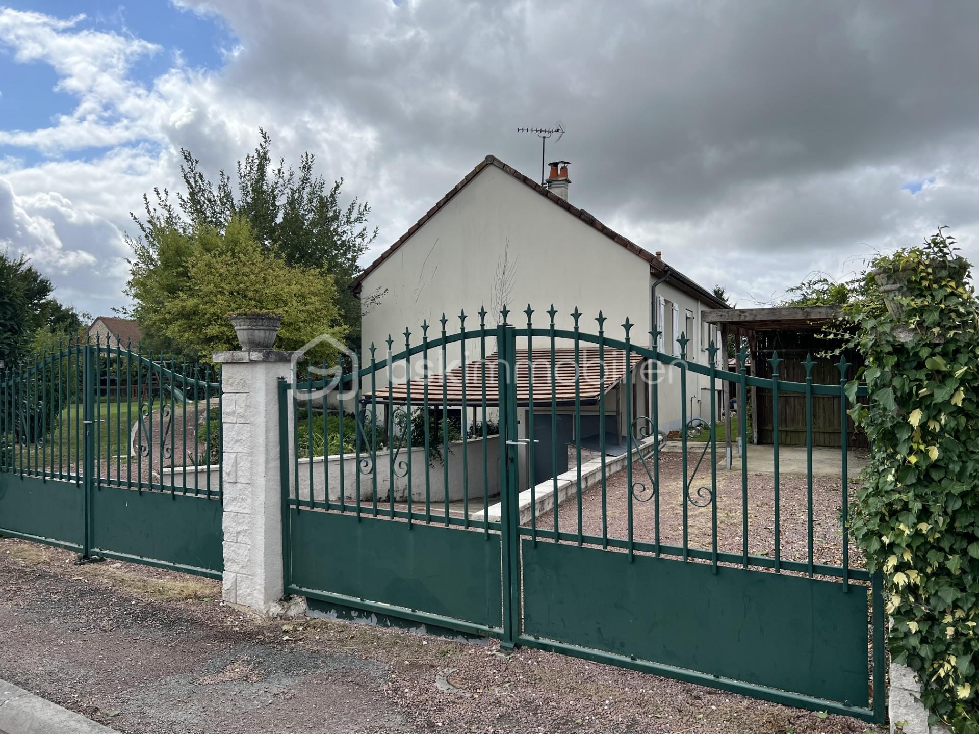 Maison traditionnelle de 95 m² - portail courcay.jpg
