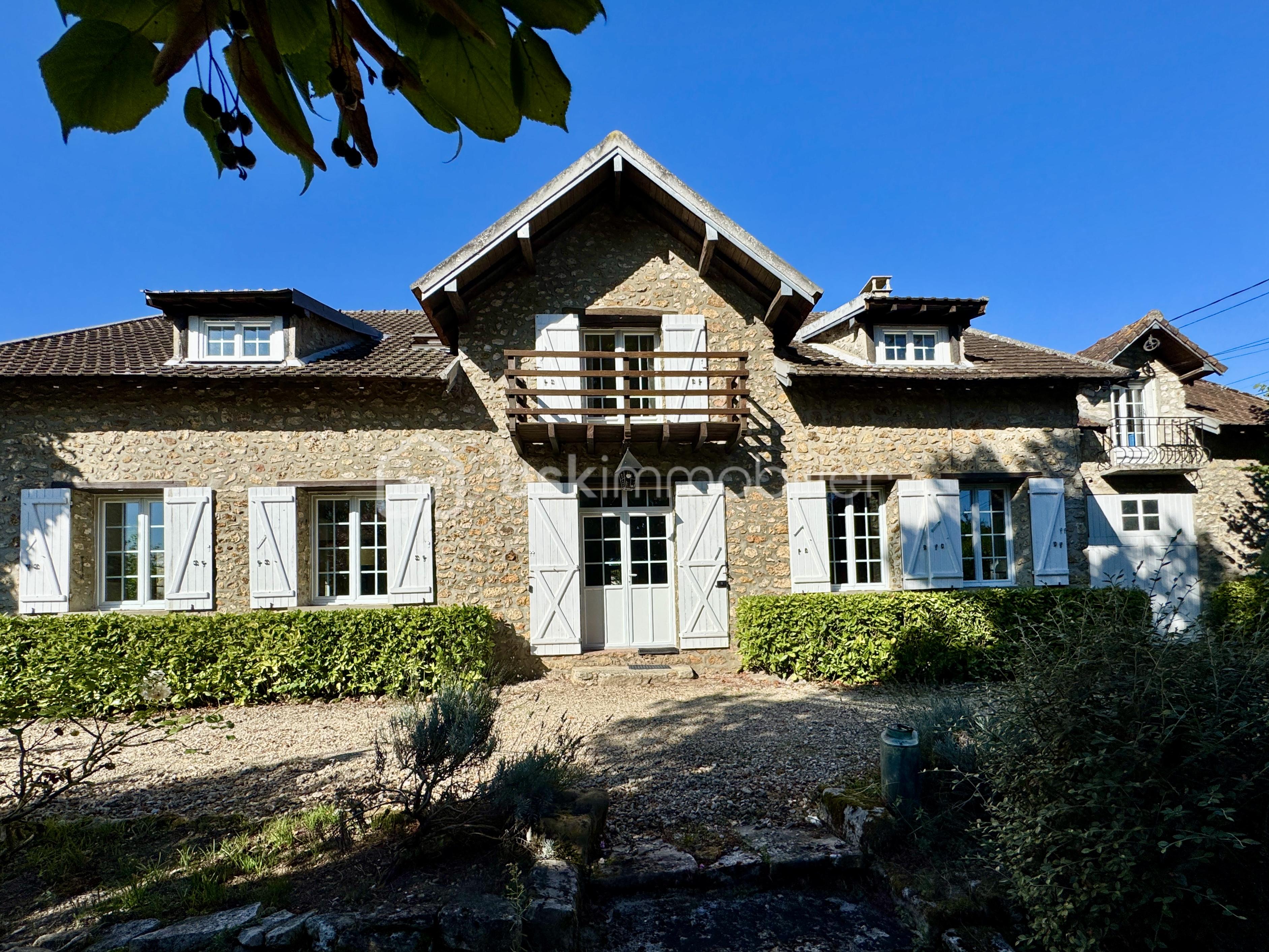 Maison en pierre de 333,67 m²