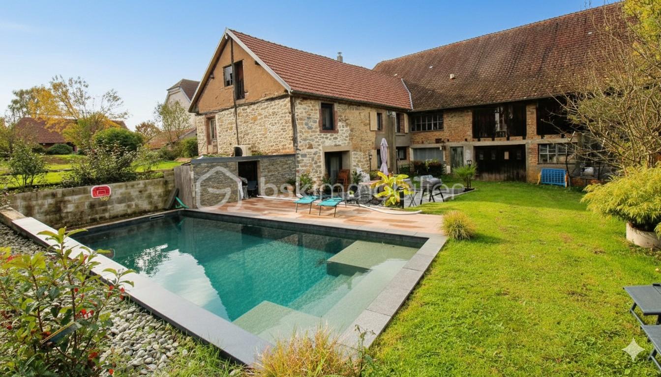 Maison de 281 m² - piscine ciel bleu.jpeg