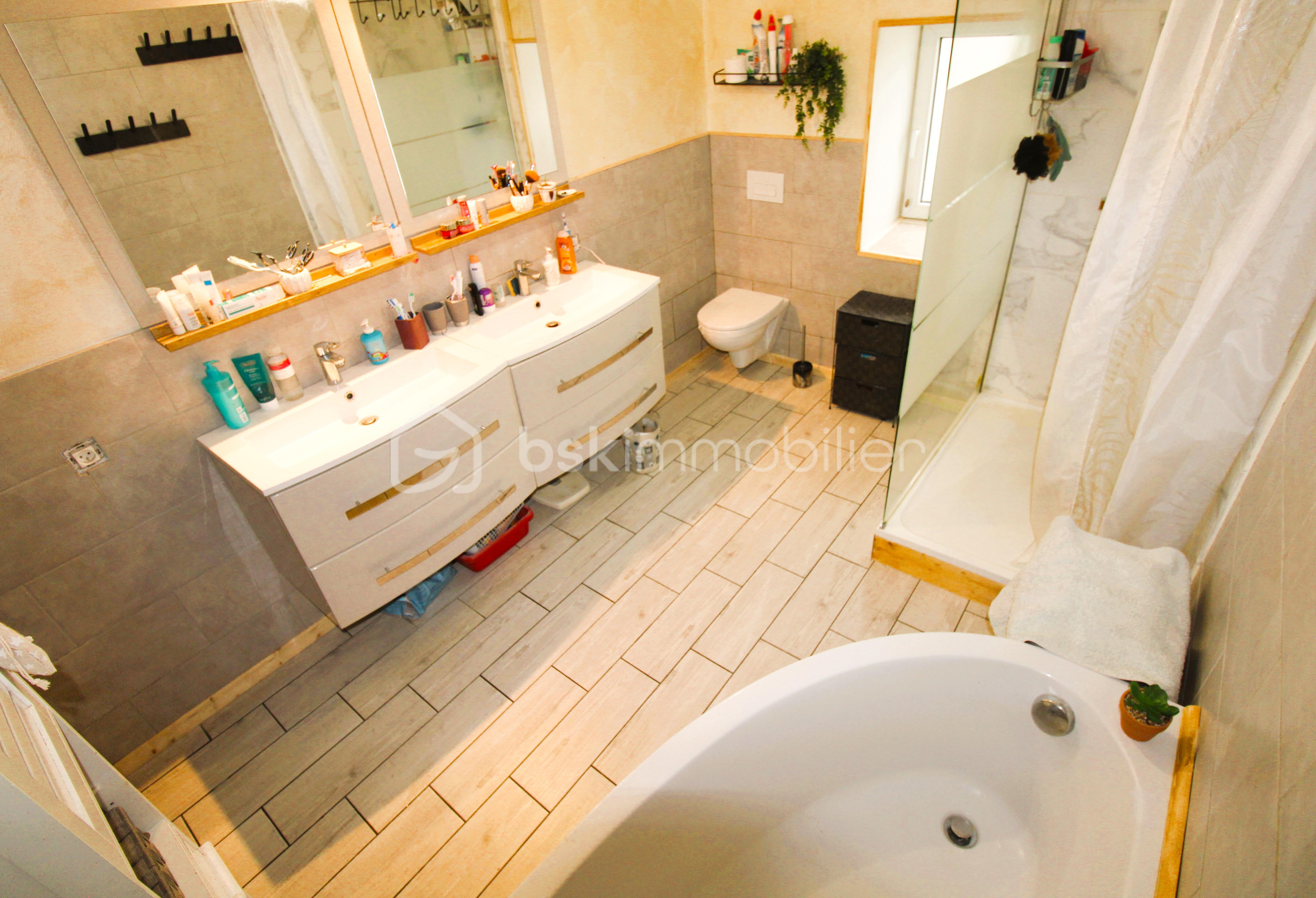 Maison de 281 m² - SALLE DE BAINS.JPG