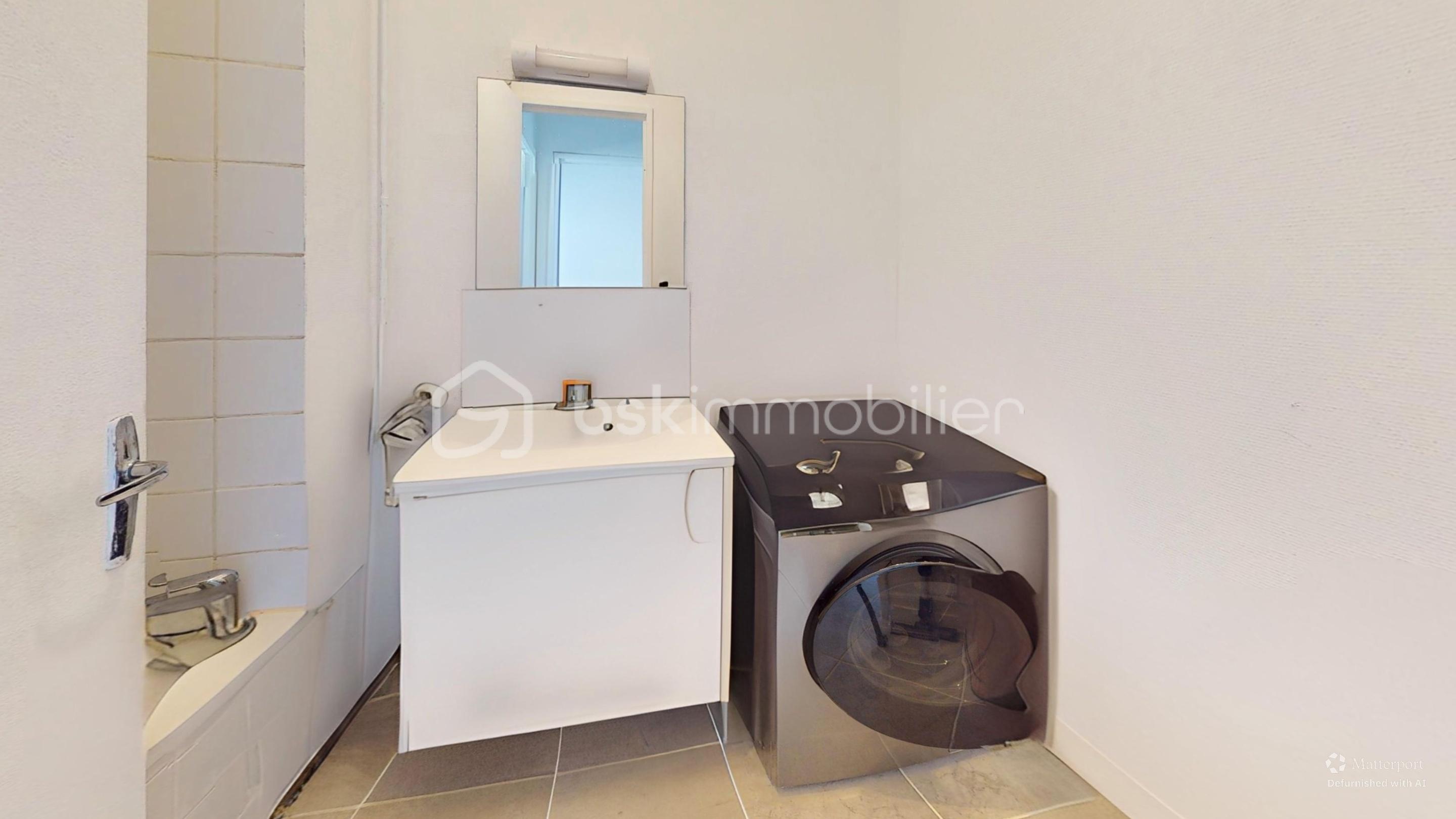2p-5eme-Etage-Bathroom-Defurnished.jpg
