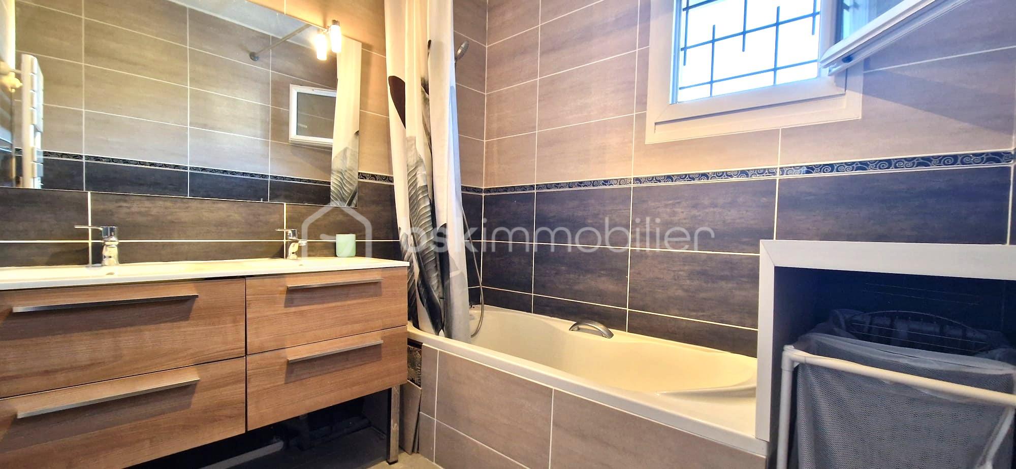 Maison de 194 m² - SALLE DE BAINS.jpeg