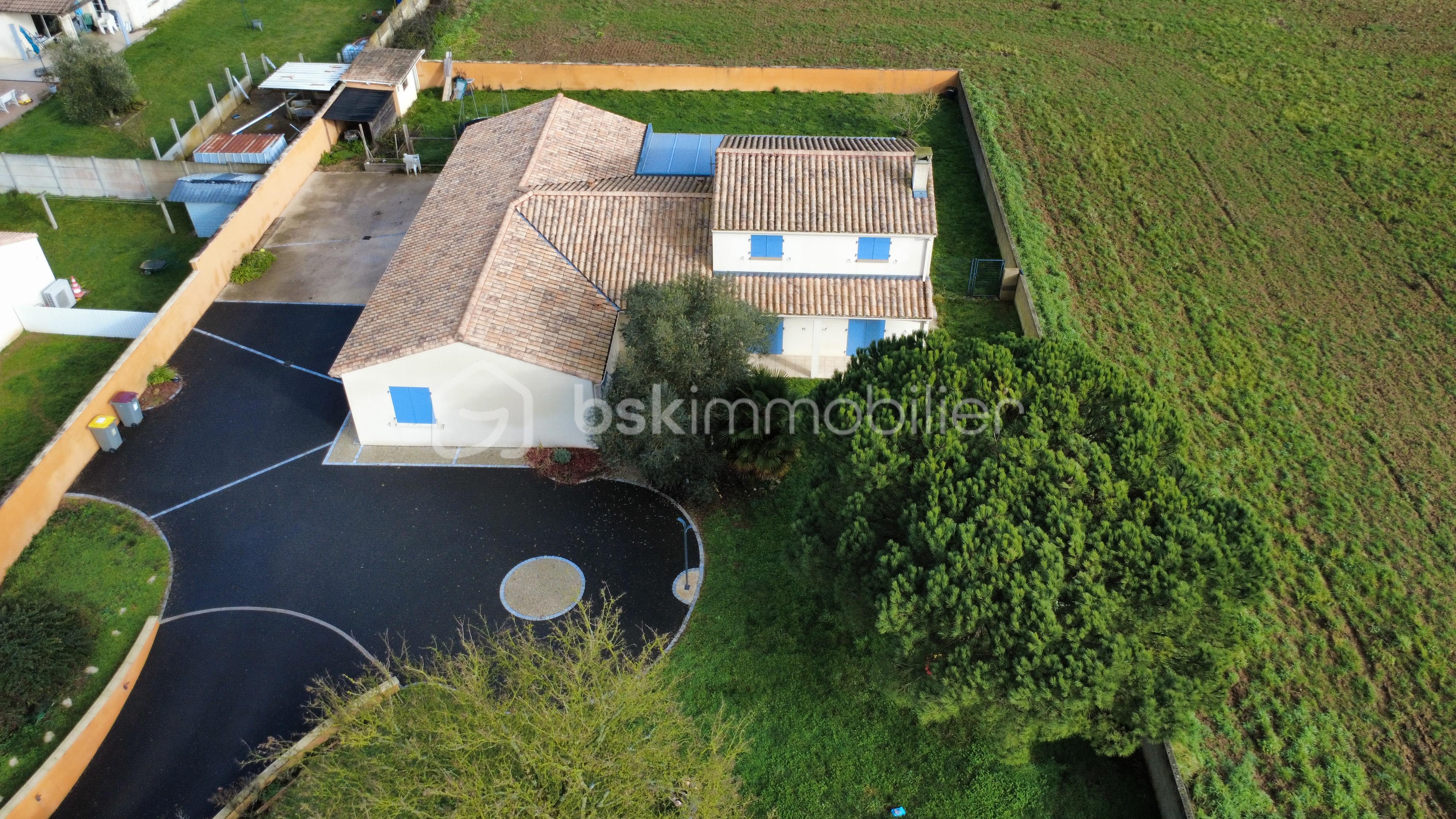 Maison traditionnelle de 183 m² - dji_fly_20260120_121612_58_1768907778451_photo_optimized.jpg