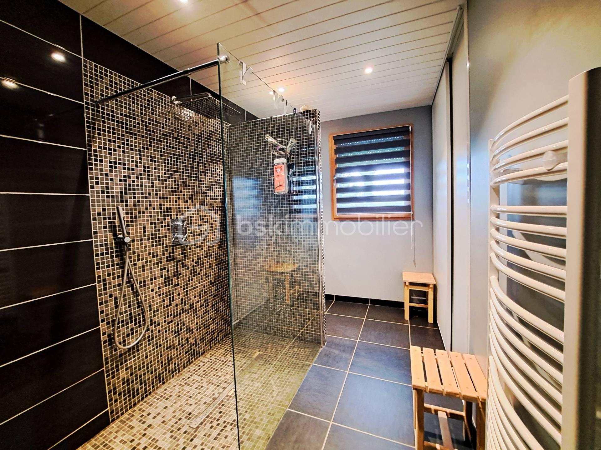 Maison contemporaine de 168 m² - salle d'eau RDC.jpg