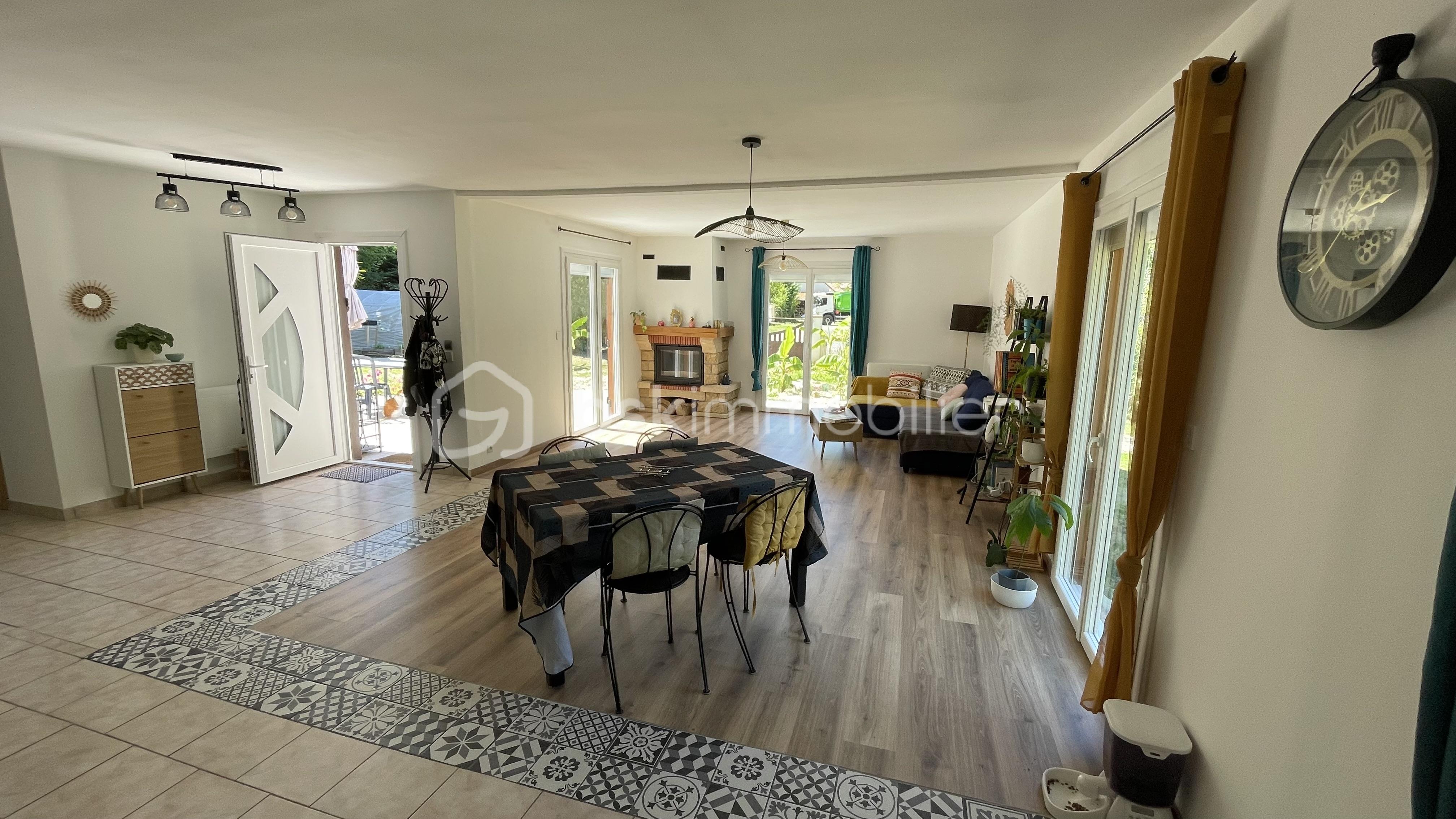 Maison traditionnelle de 120 m² - SALON SALLE A MANGER VUE DE CUISINE.jpg