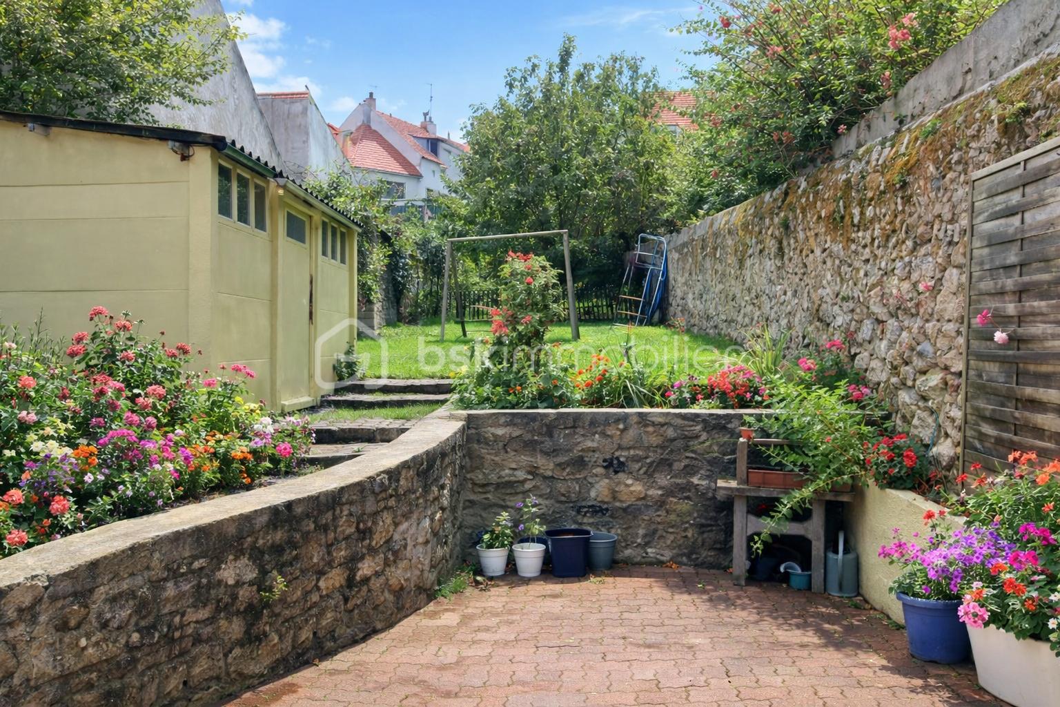 Appartement de 82 m² - Jardin d'été fleuri et verdoyant.png