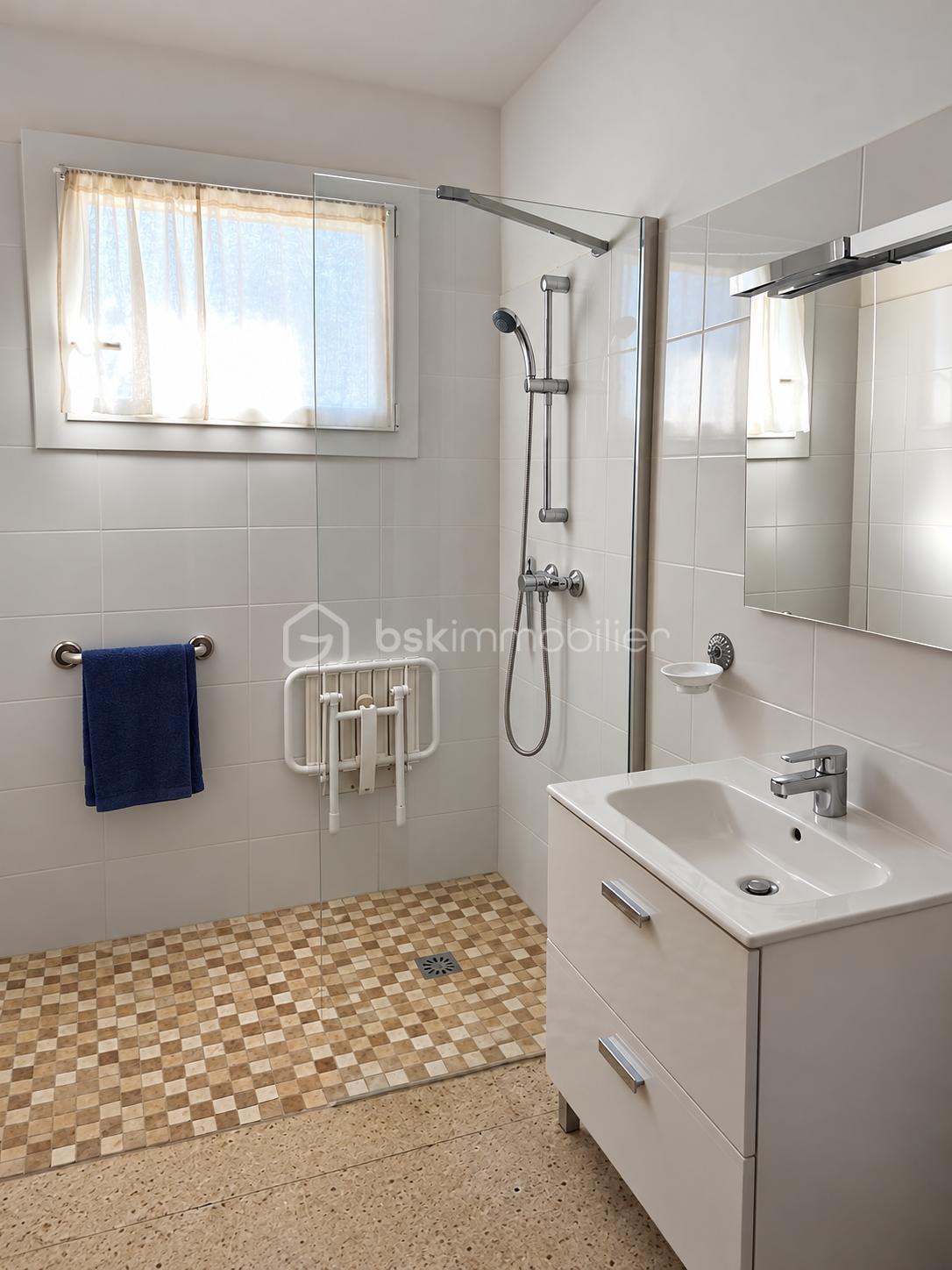 Salle de bain moderne baignée de lumière.png