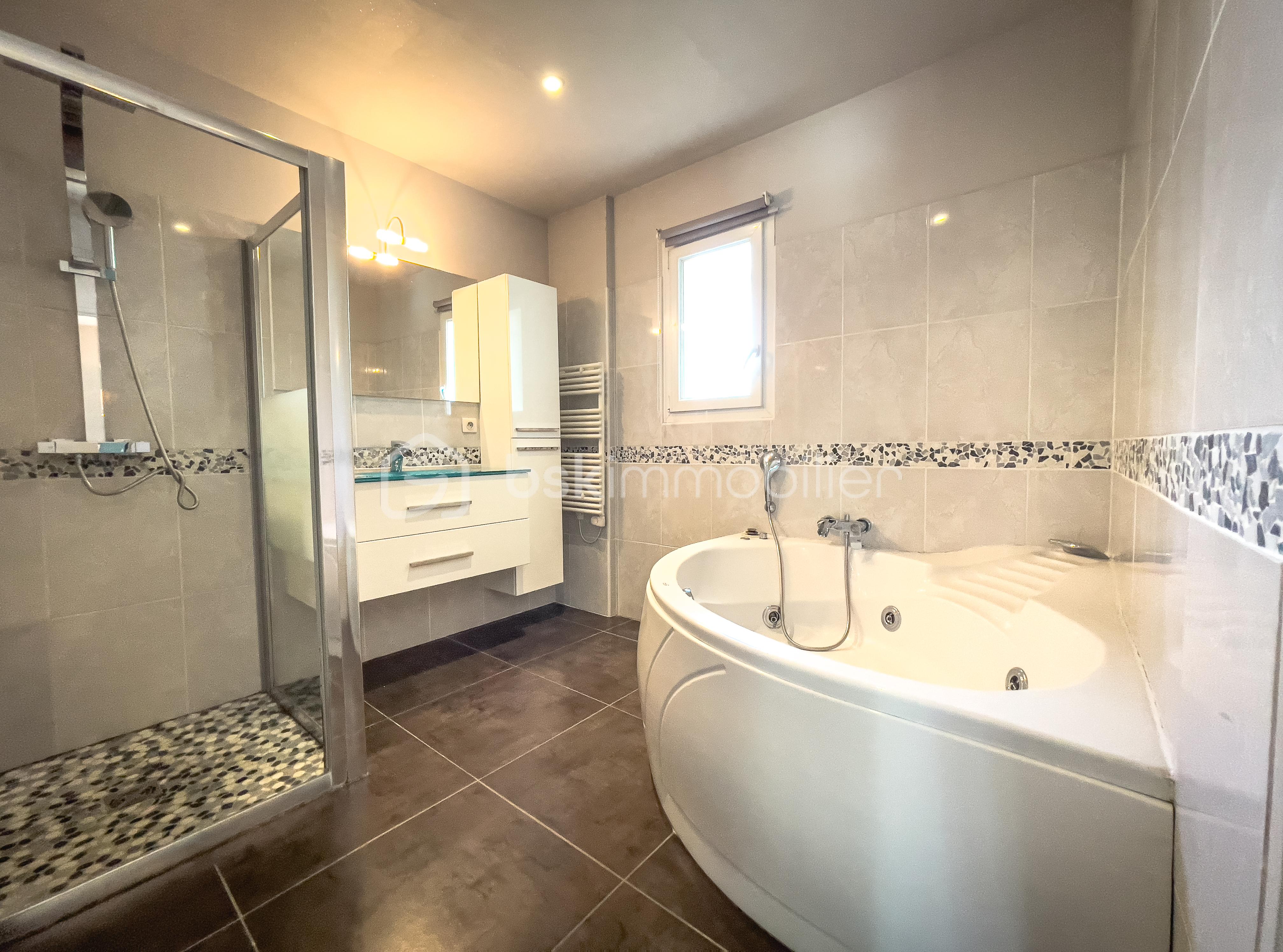 Villa de 150 m² - CHAMBRE RDC SALLE DE BAINS.jpg