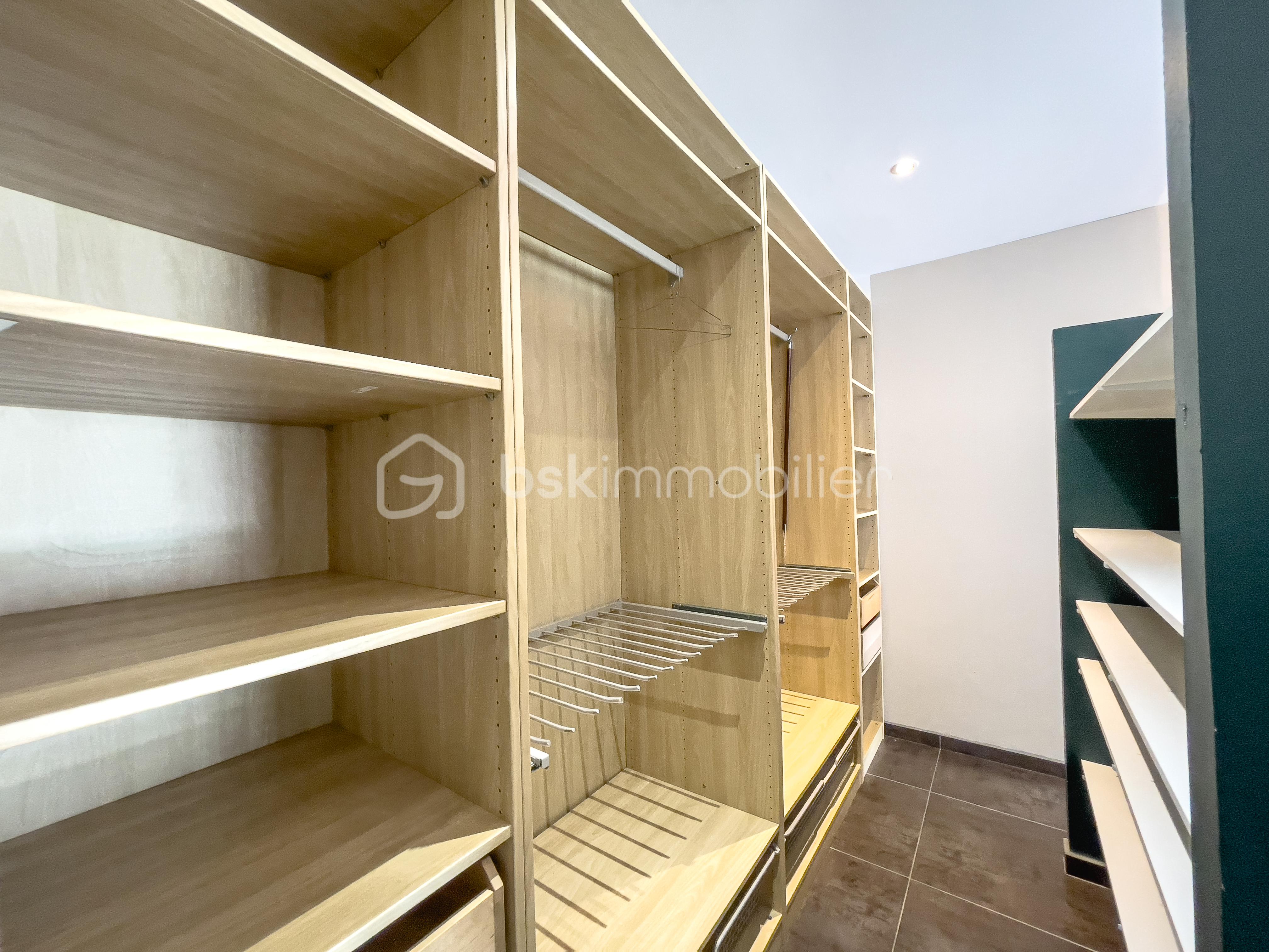 Villa de 150 m² - CHAMBRE RDC DRESSING.jpg
