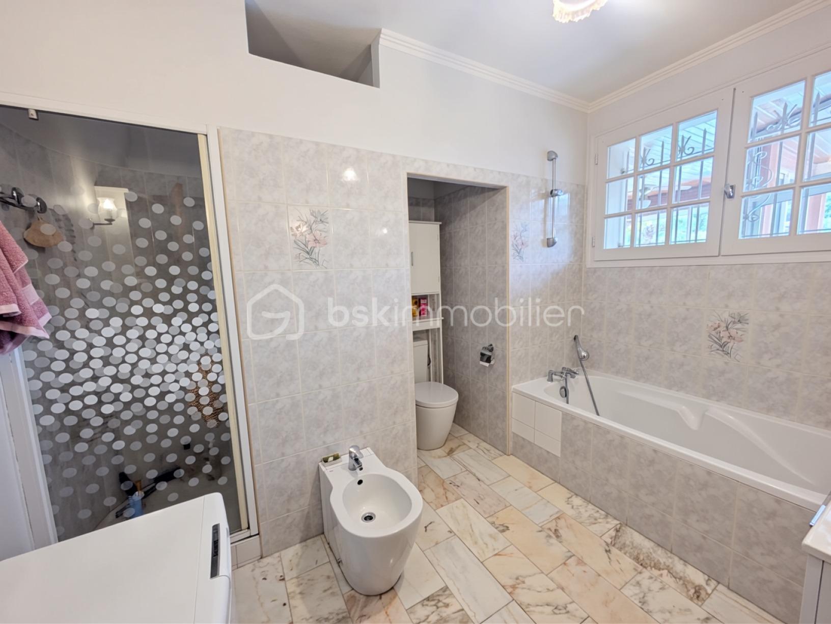 Maison d architecte de 300 m² - 9sdb rdc.jpg