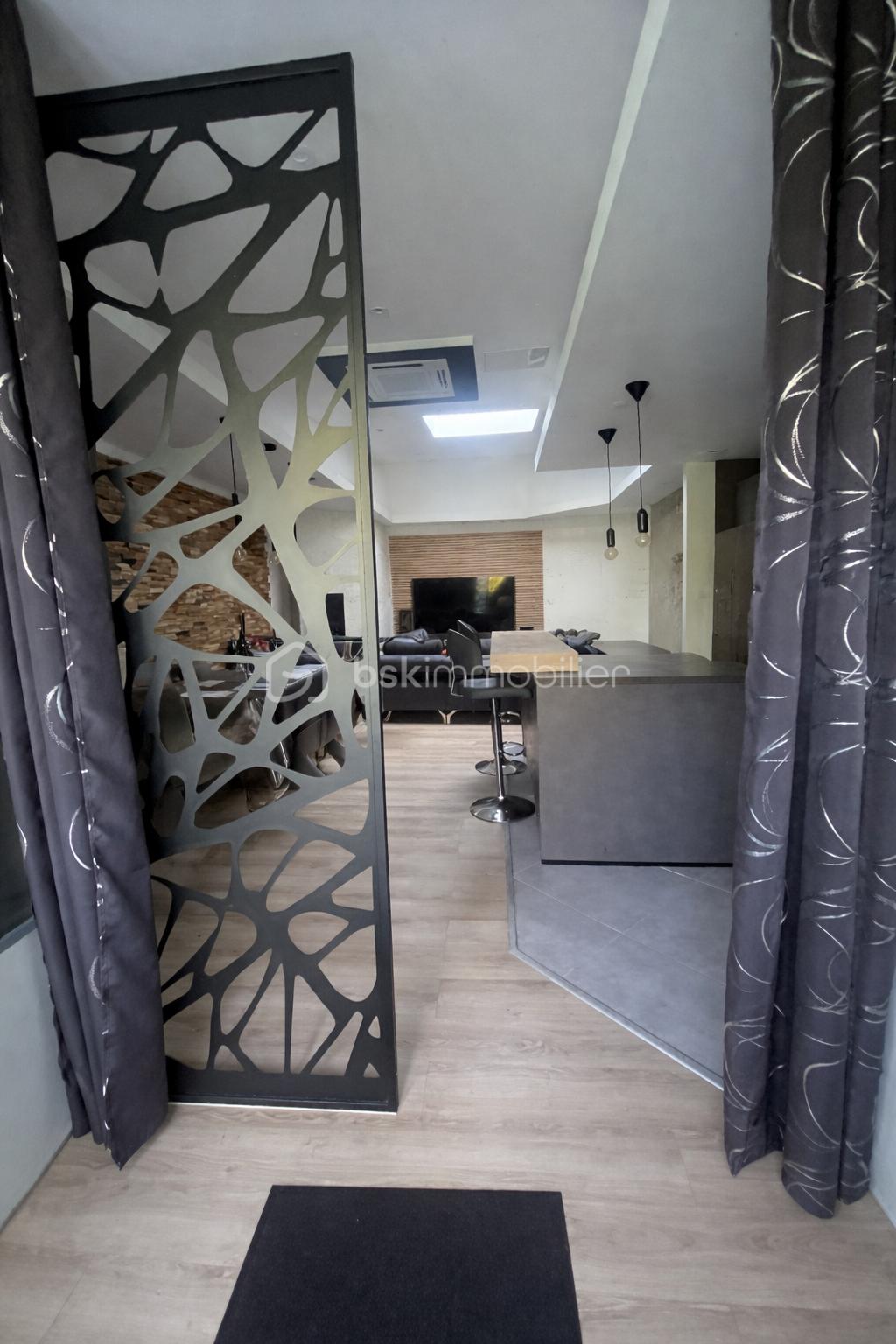 Espace moderne et épuré avec partition décorative.png