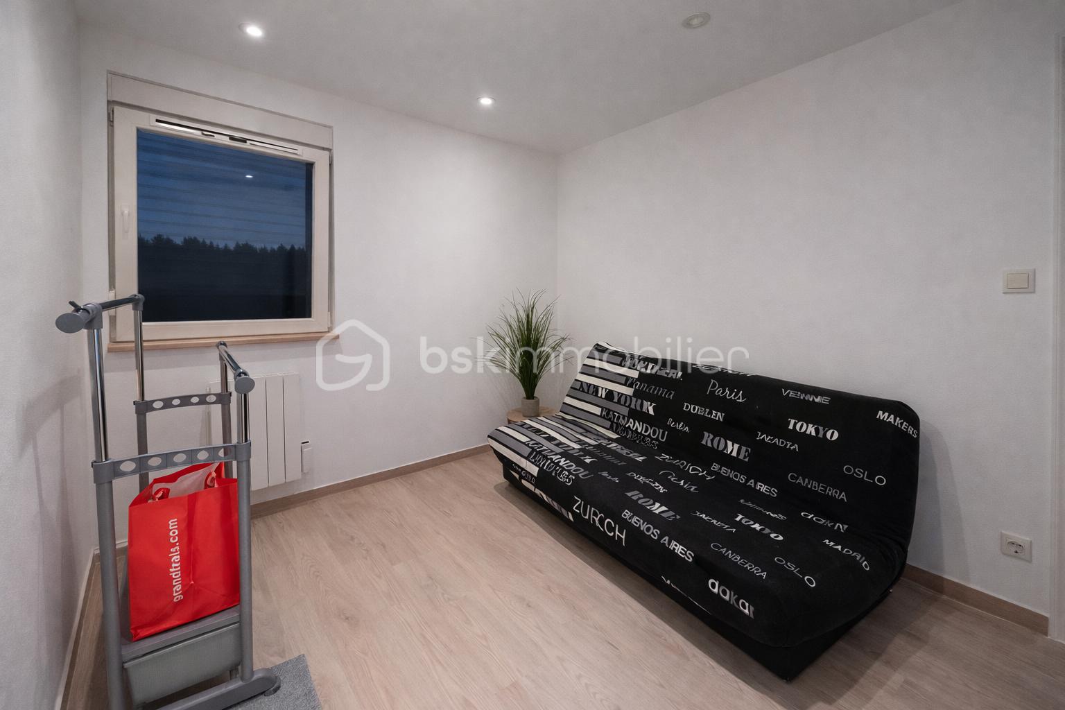 Chambre moderne et épurée la nuit.png