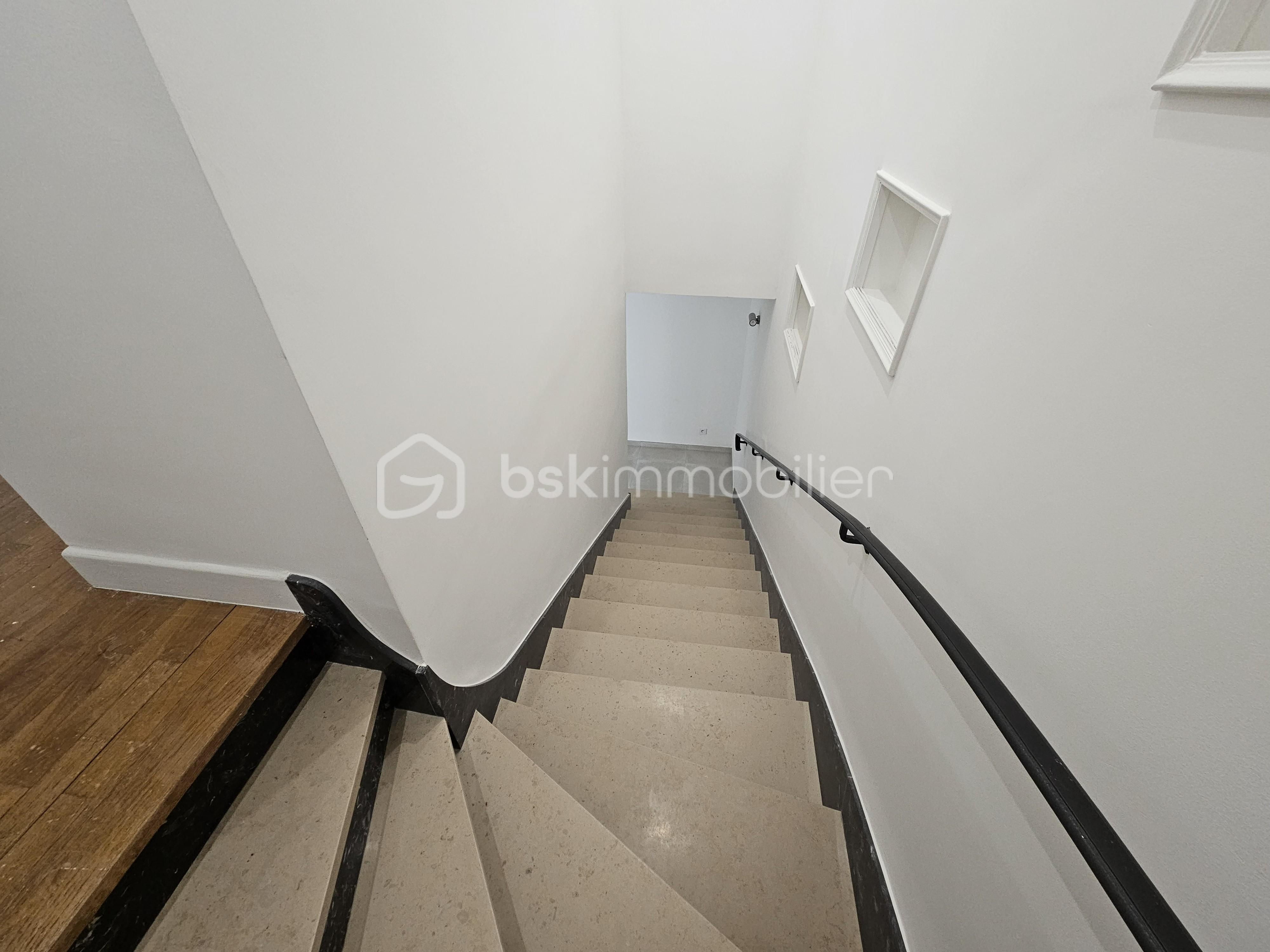 Maison de ville de 150 m² - Escalier marbre.jpg