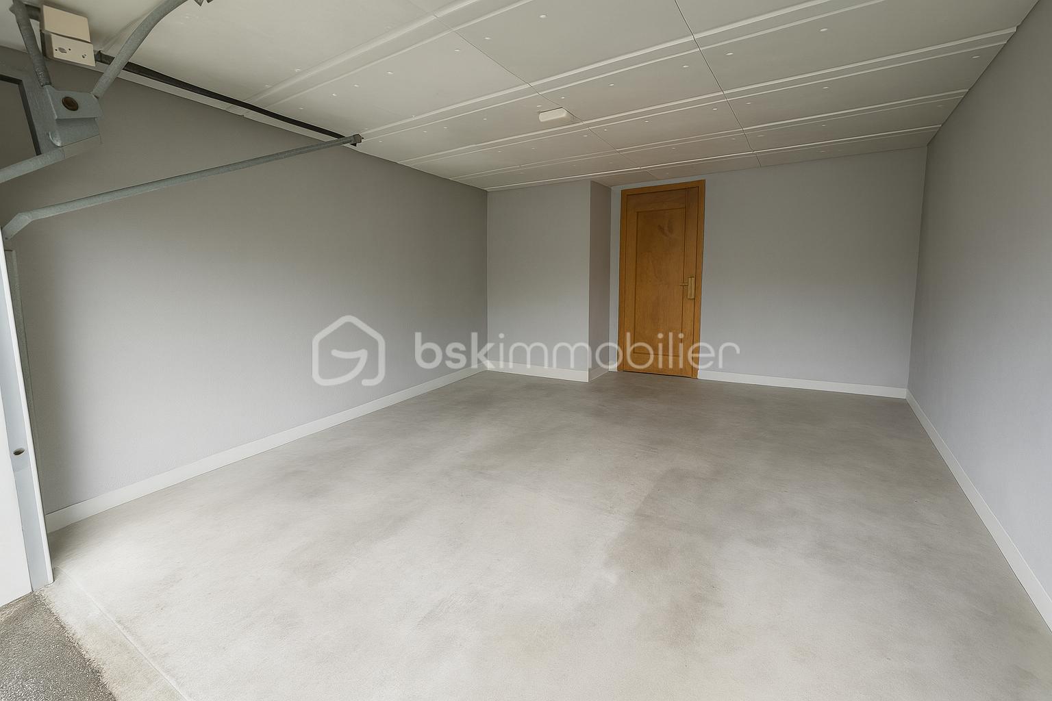 Parking de 18 m² - Garage épurée avec lumière naturelle.png