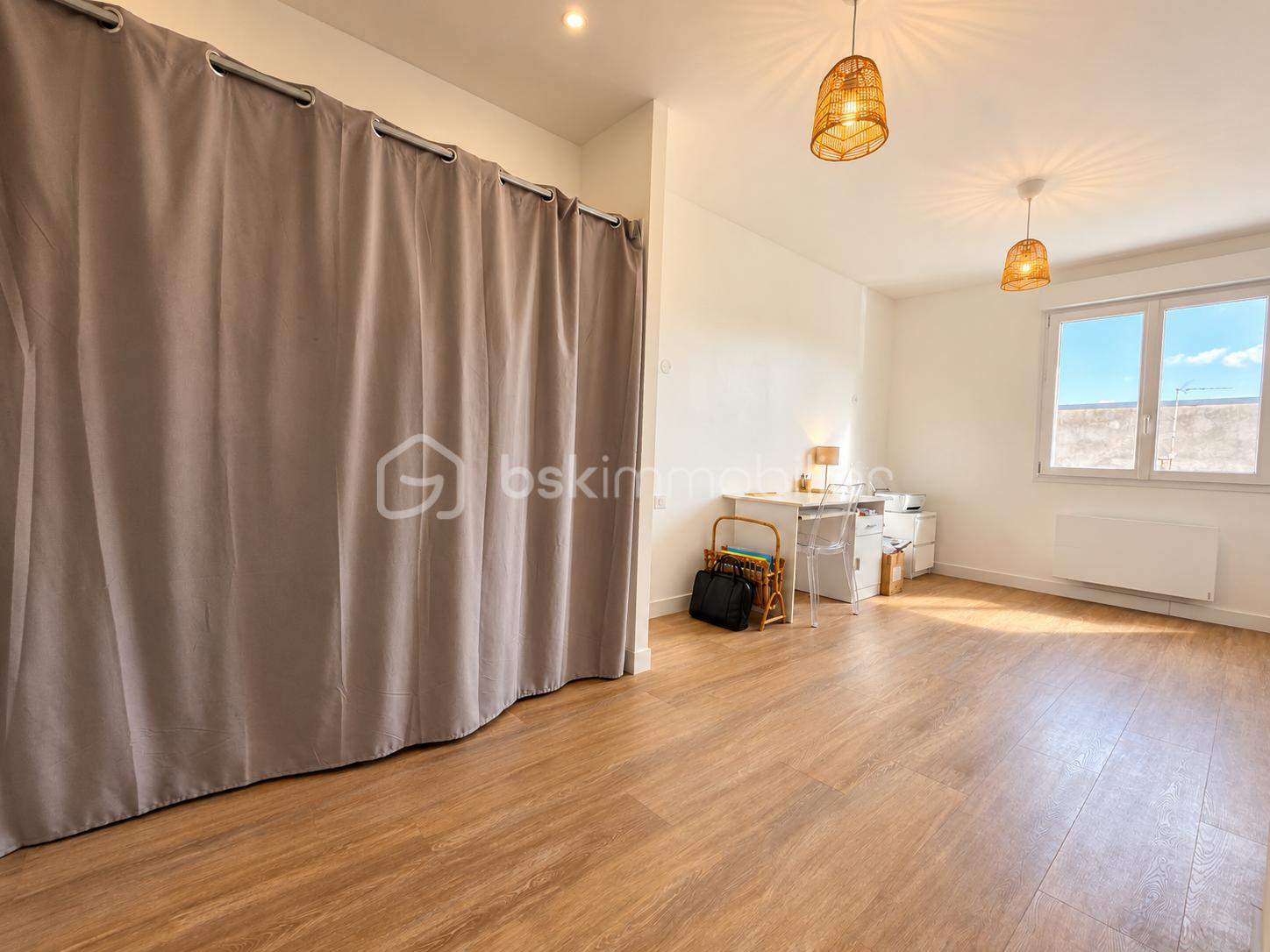 Bureau scandinave lumineux aux lampes en rotin.png