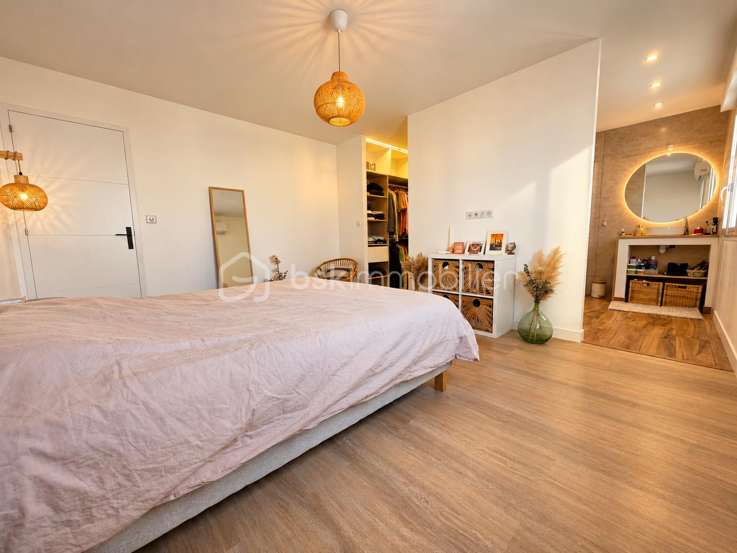 Chambre bohème chaleureuse avec dressing ouvert.png