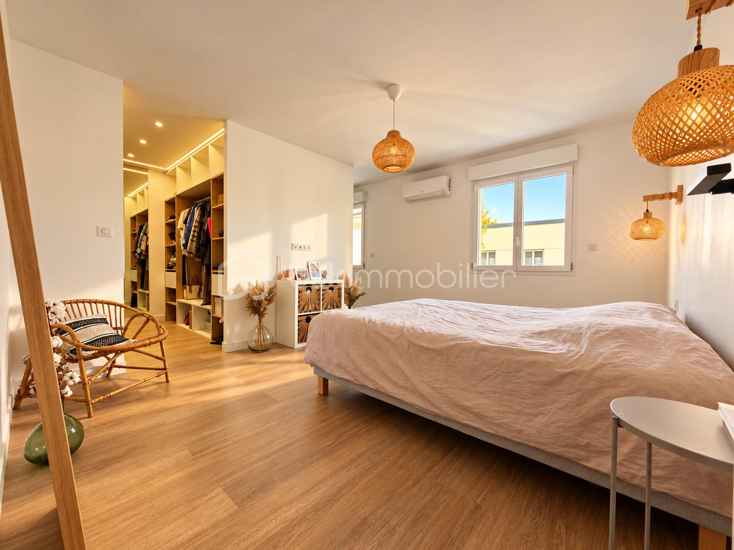 Chambre bohème scandinave baignée de lumière.png
