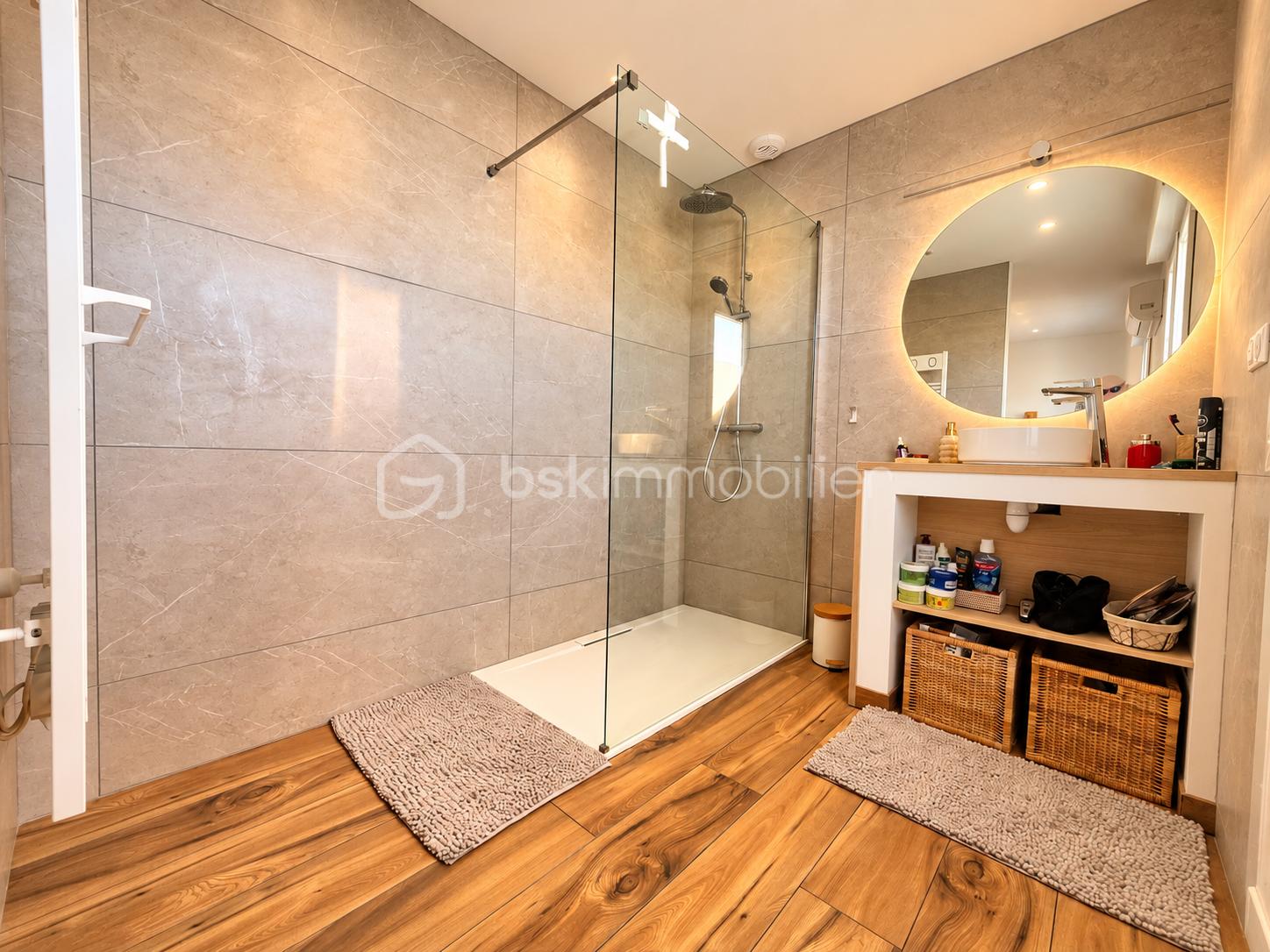 Salle de bains moderne aux tons chaleureux.png