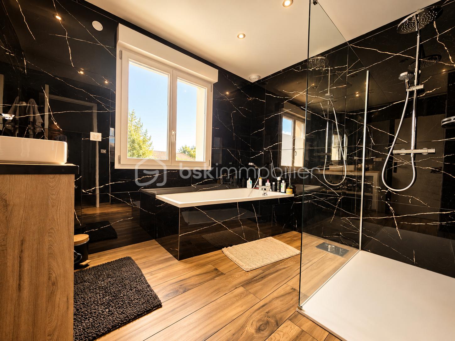 Salle de bain luxueuse en marbre noir.png