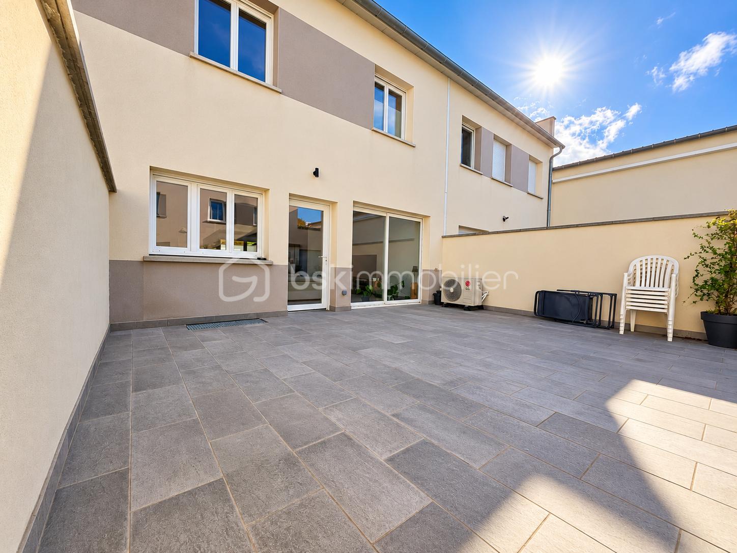 Terrasse moderne baignée de soleil.png