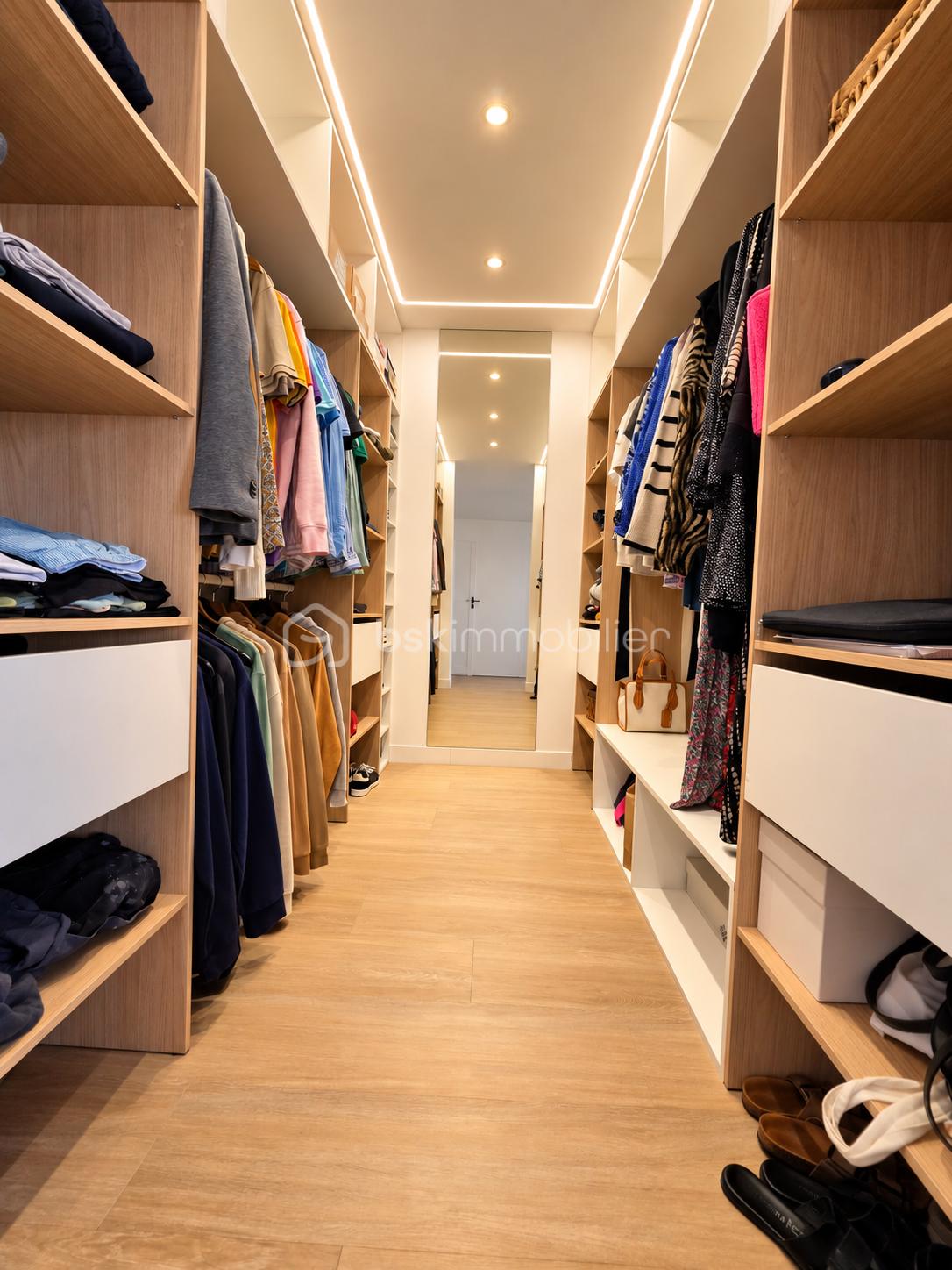 Dressing moderne aux tons chaleureux.png