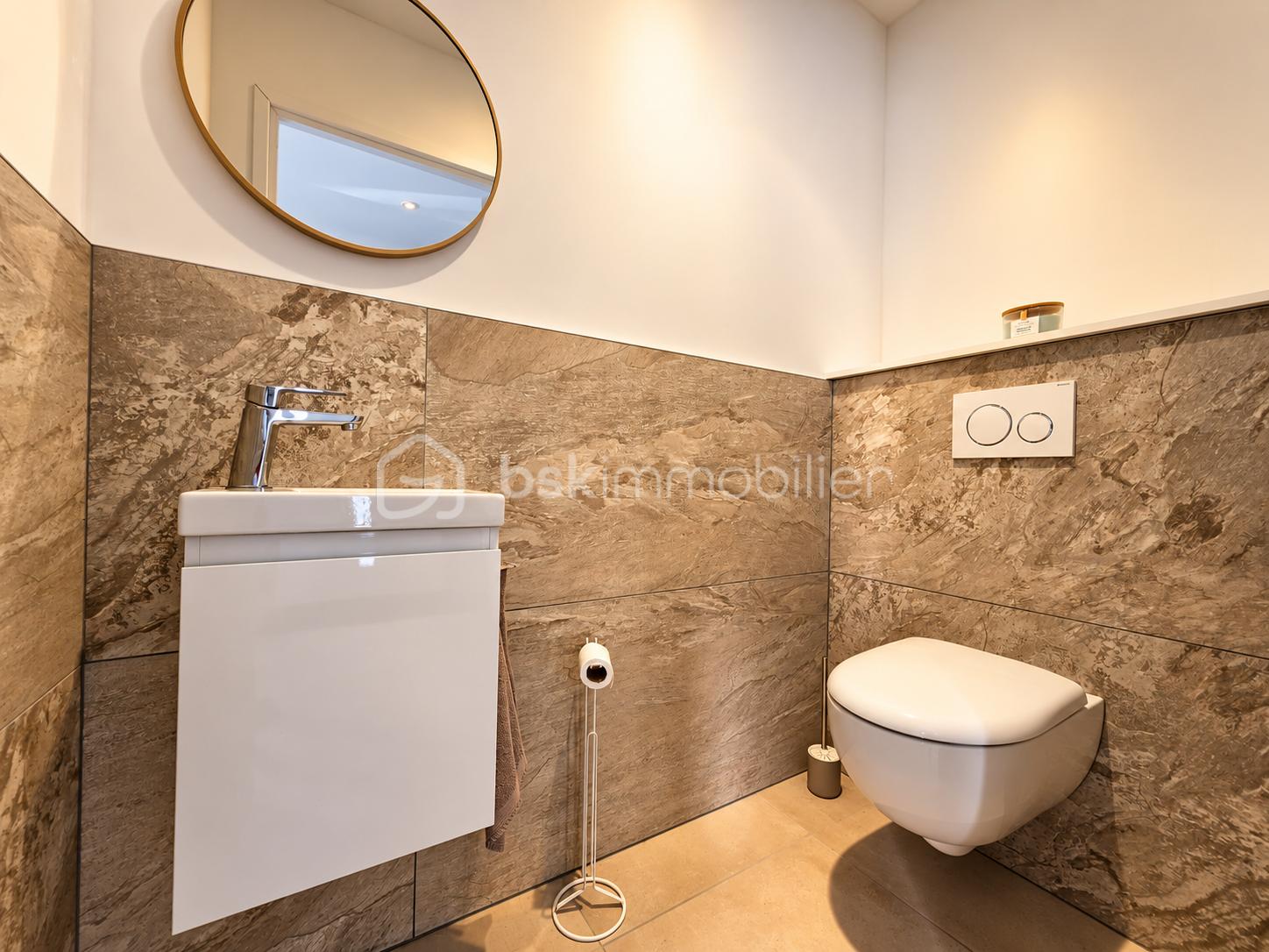 Petite salle d’eau moderne aux tons pierre.png