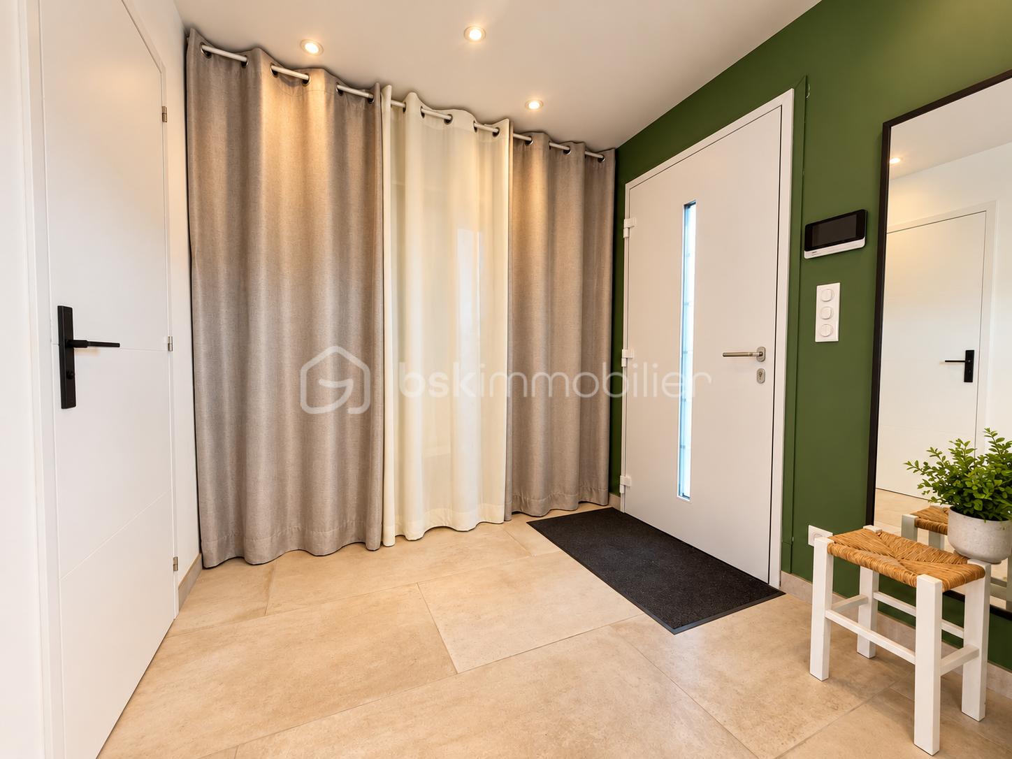 Entrée scandinave chaleureuse avec miroir et rideaux.png