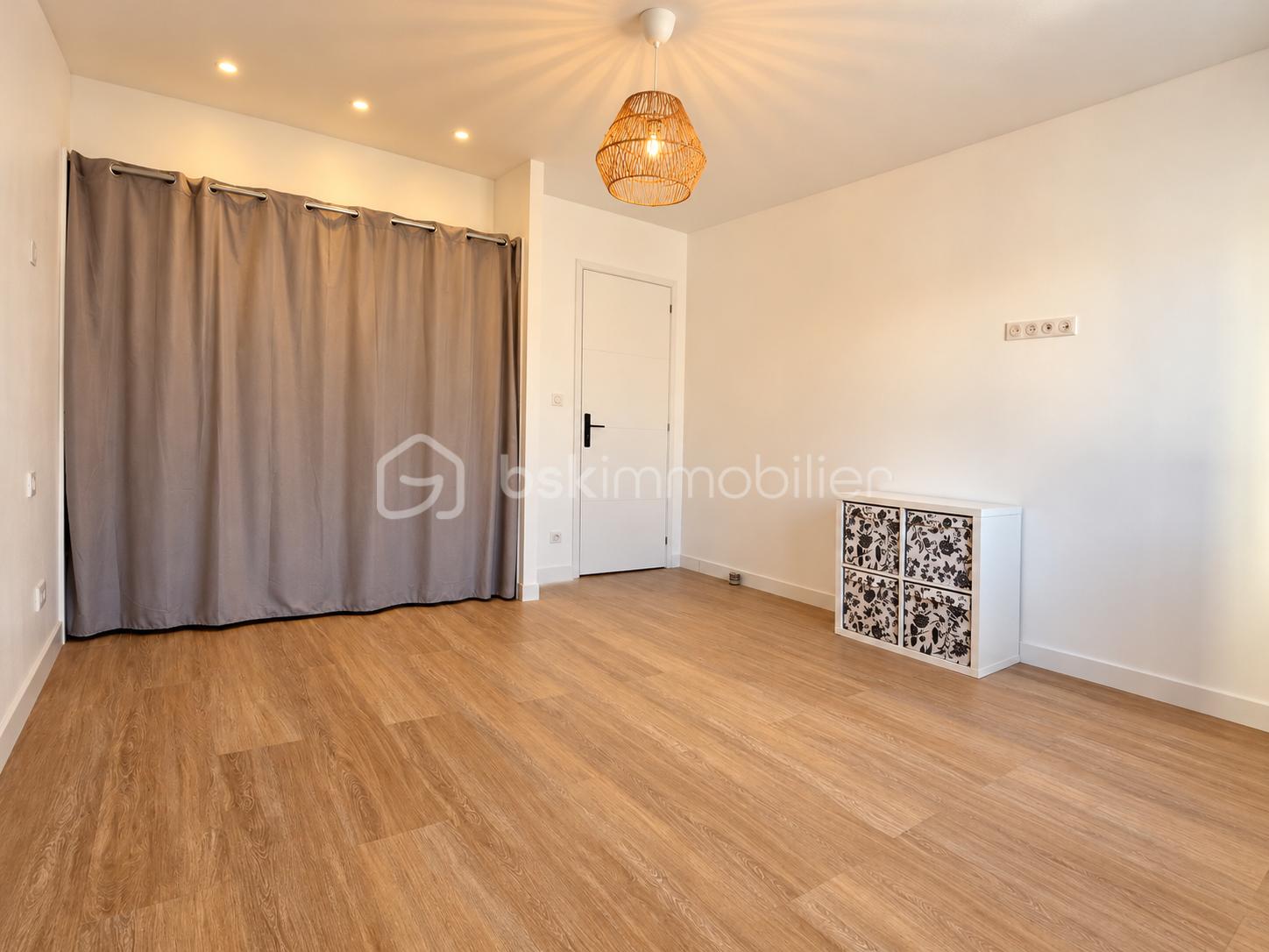 Intérieur minimaliste aux tons chaleureux.png