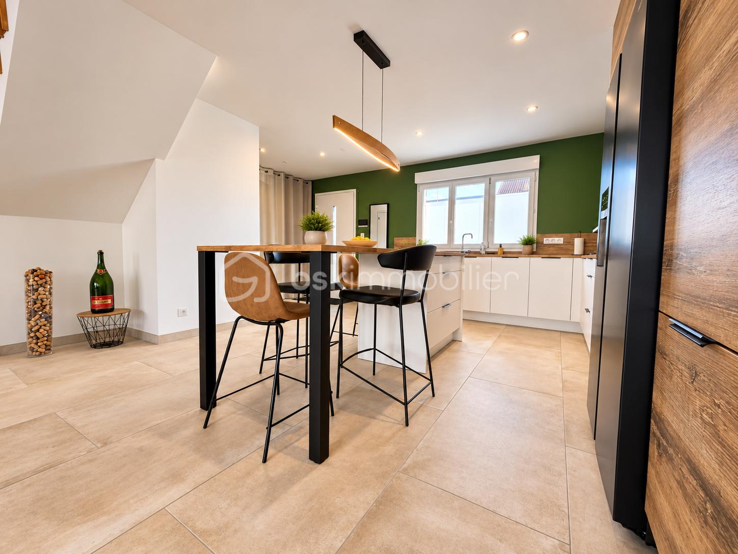 Cuisine scandinave au mur vert.png